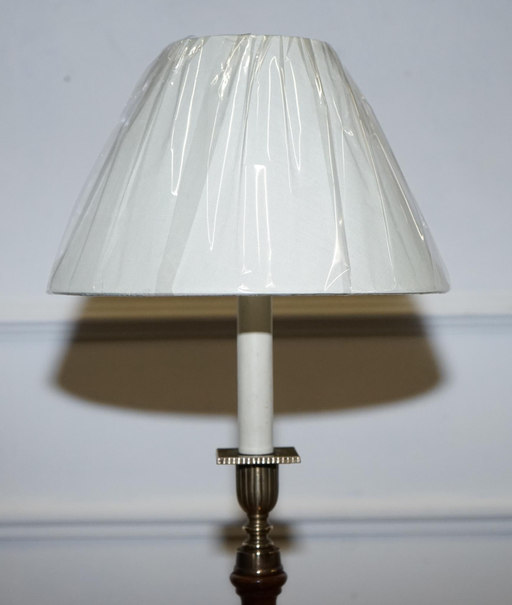 Noyer PAIRE ANTIQUE DE BOUGIES DE TABLE EN ORGE OUVERT ANGLAIS CONVERTS EN LAMPES DE TABLE en vente