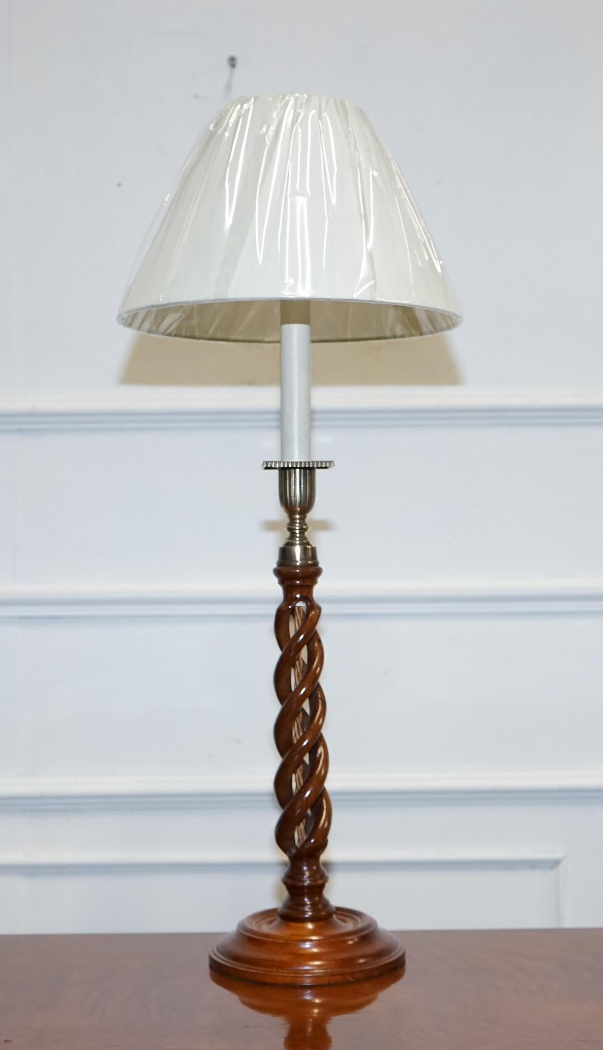 PAIRE ANTIQUE DE BOUGIES DE TABLE EN ORGE OUVERT ANGLAIS CONVERTS EN LAMPES DE TABLE en vente 1