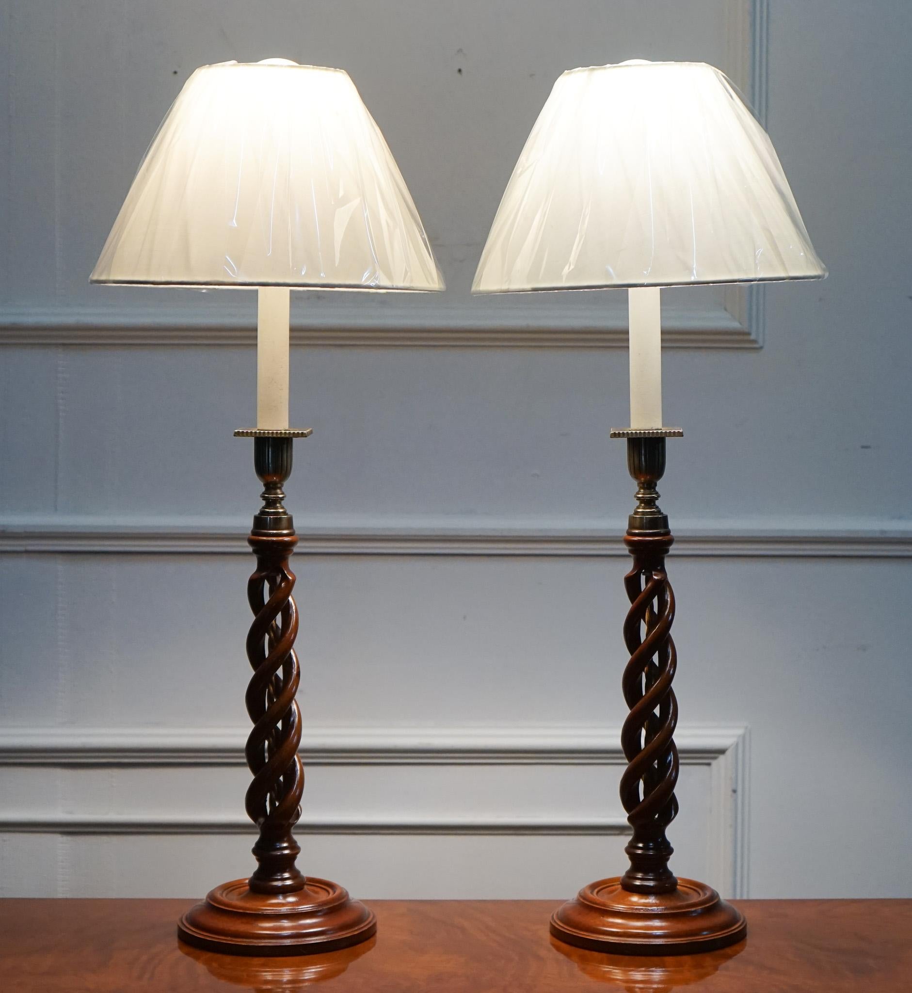 PAIRE ANTIQUE DE BOUGIES DE TABLE EN ORGE OUVERT ANGLAIS CONVERTS EN LAMPES DE TABLE en vente 2