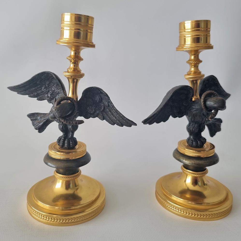 Patiné Ancienne paire de chandeliers de style Régence anglaise en forme d'aigle et de paon en vente