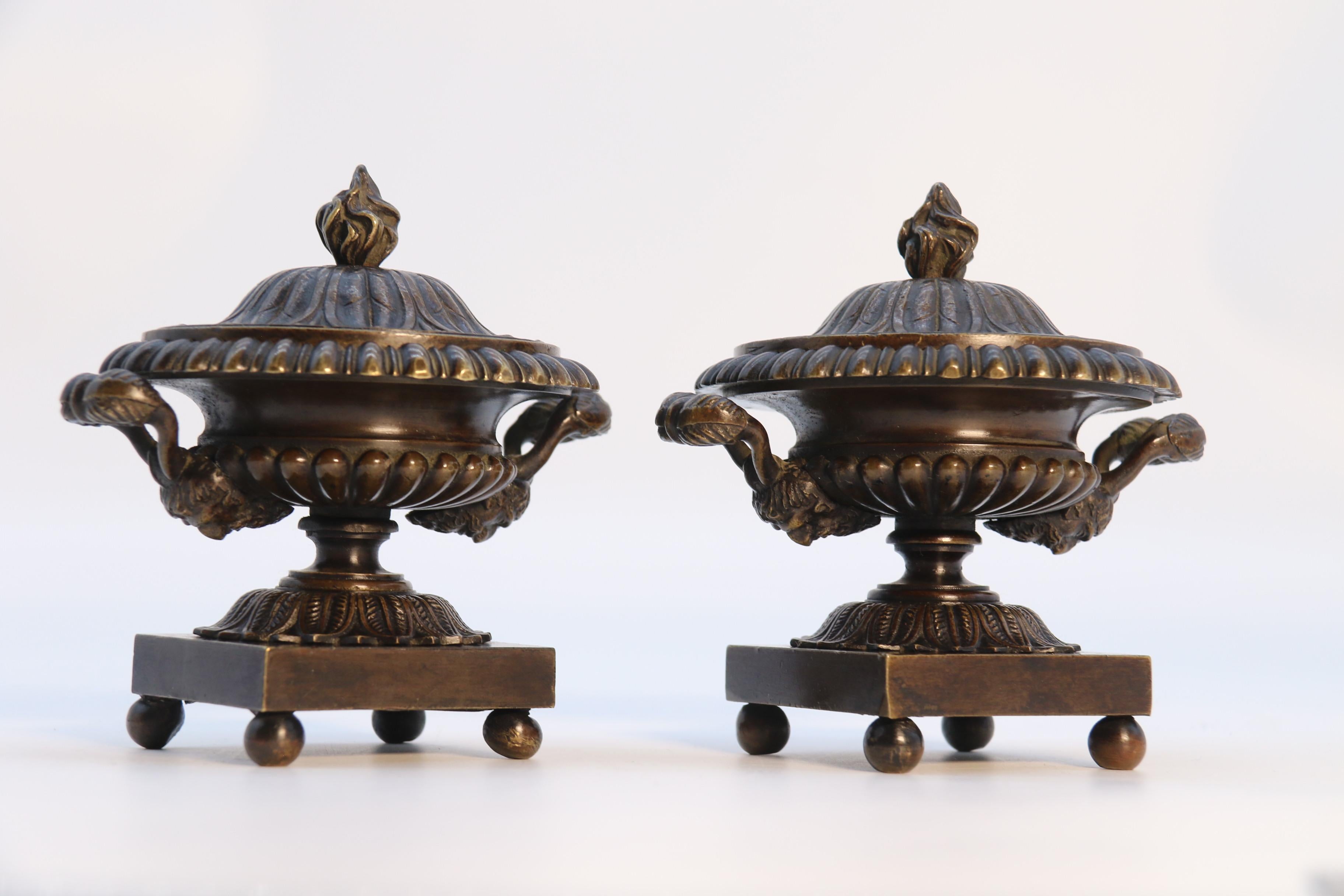 Antique  pair of English Regency period classical bronze urns,  circa 1820 For Sale 3