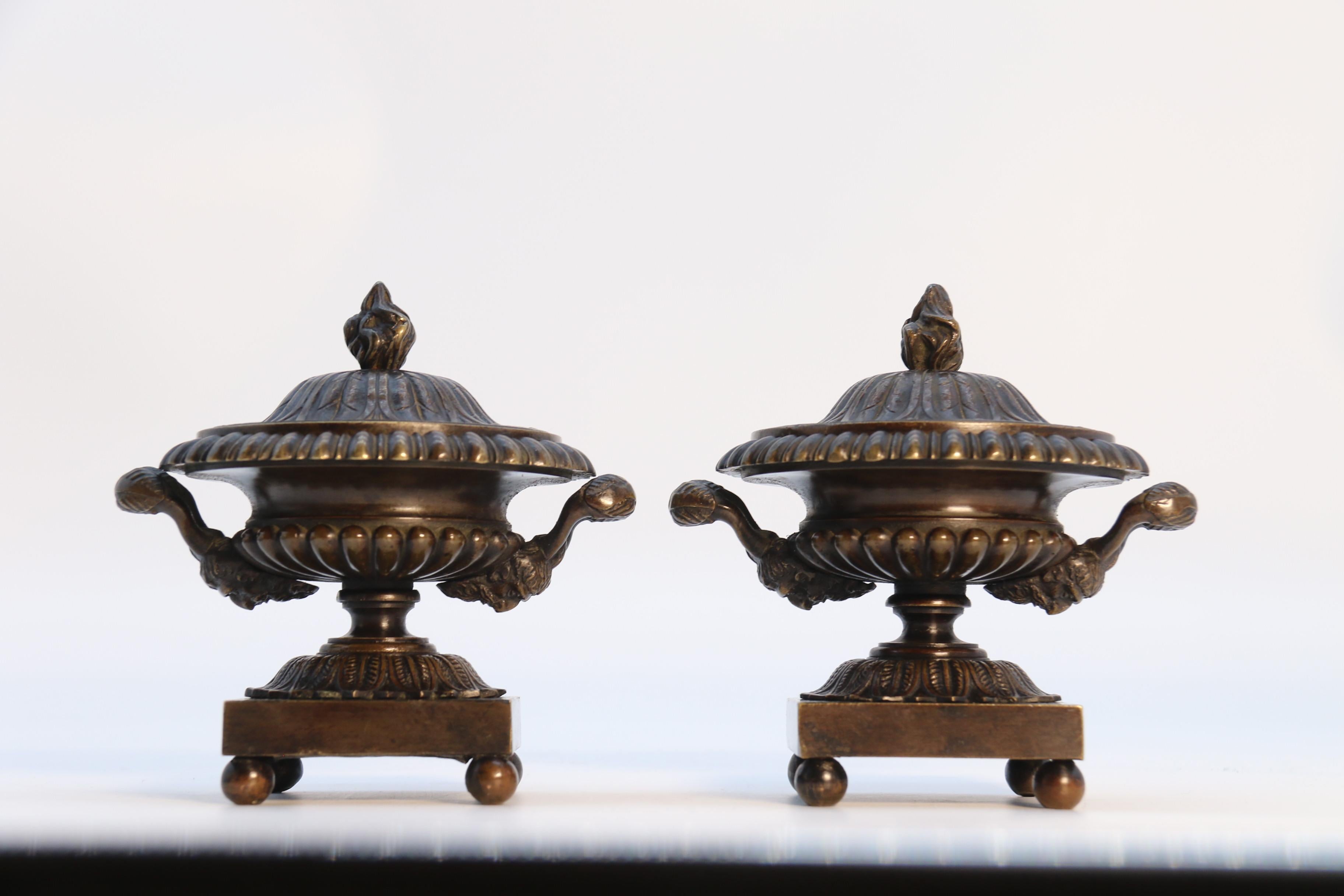 Antique  pair of English Regency period classical bronze urns,  circa 1820 For Sale 4