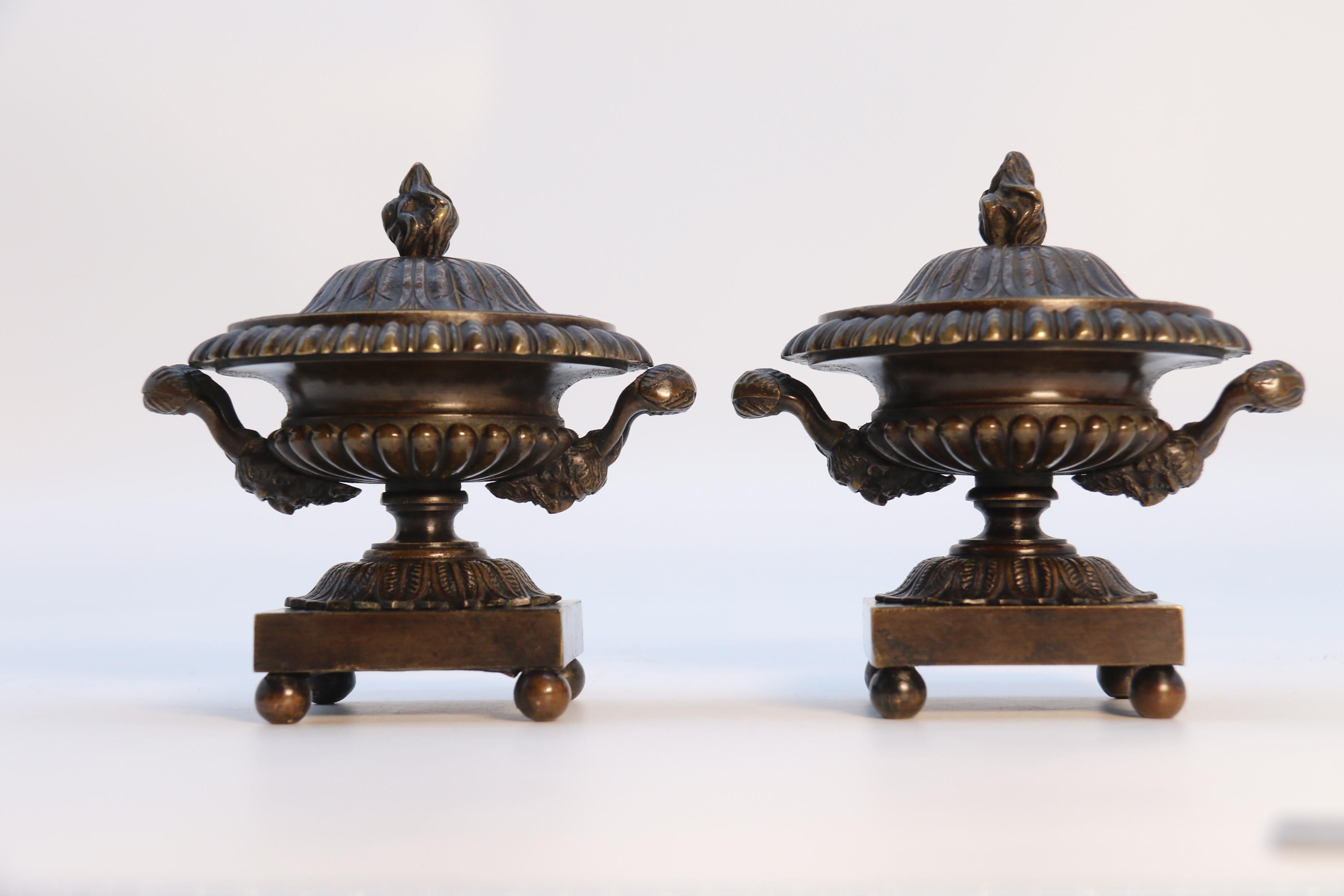 Antique  pair of English Regency period classical bronze urns,  circa 1820 For Sale 5