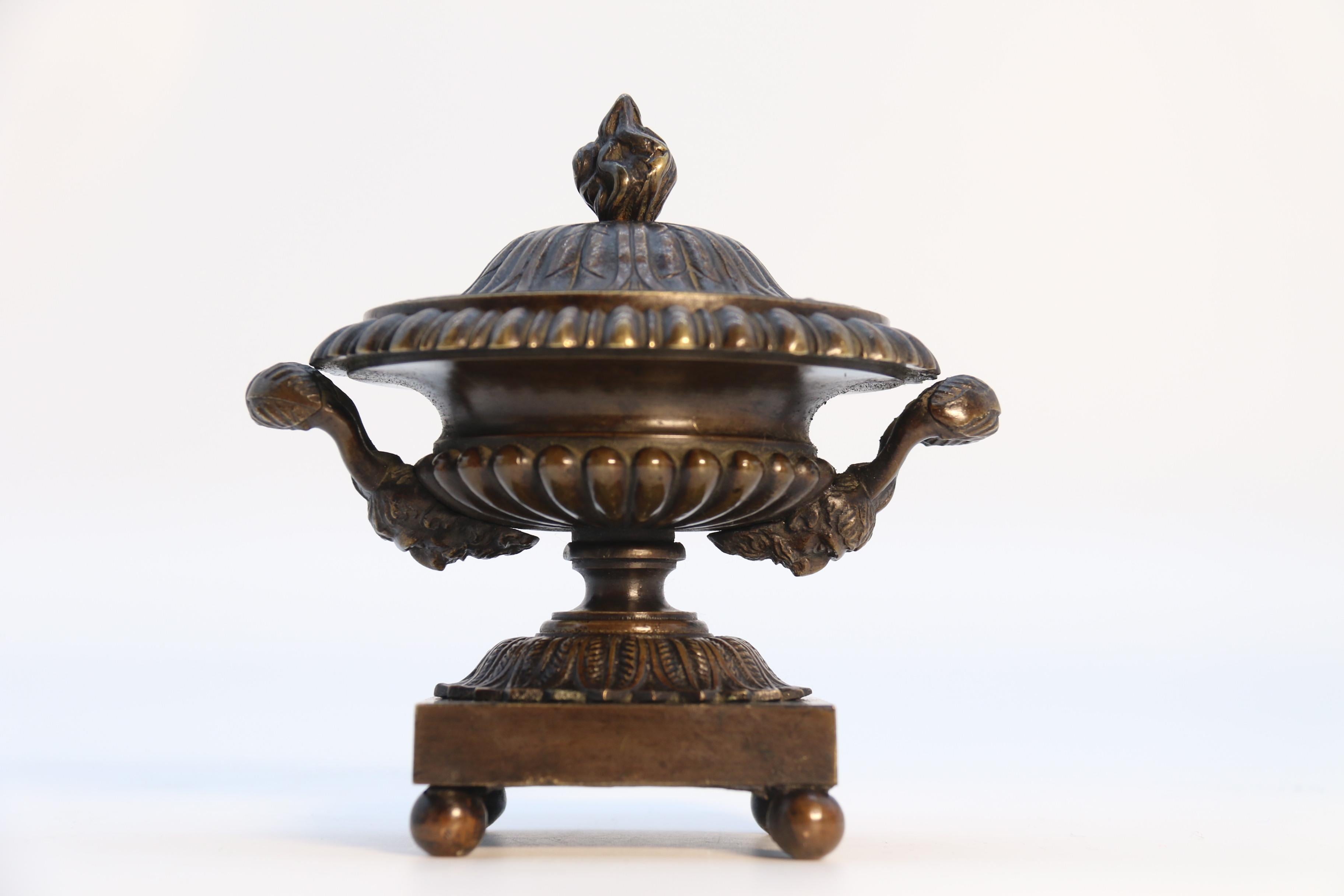 Antique  pair of English Regency period classical bronze urns,  circa 1820 For Sale 6