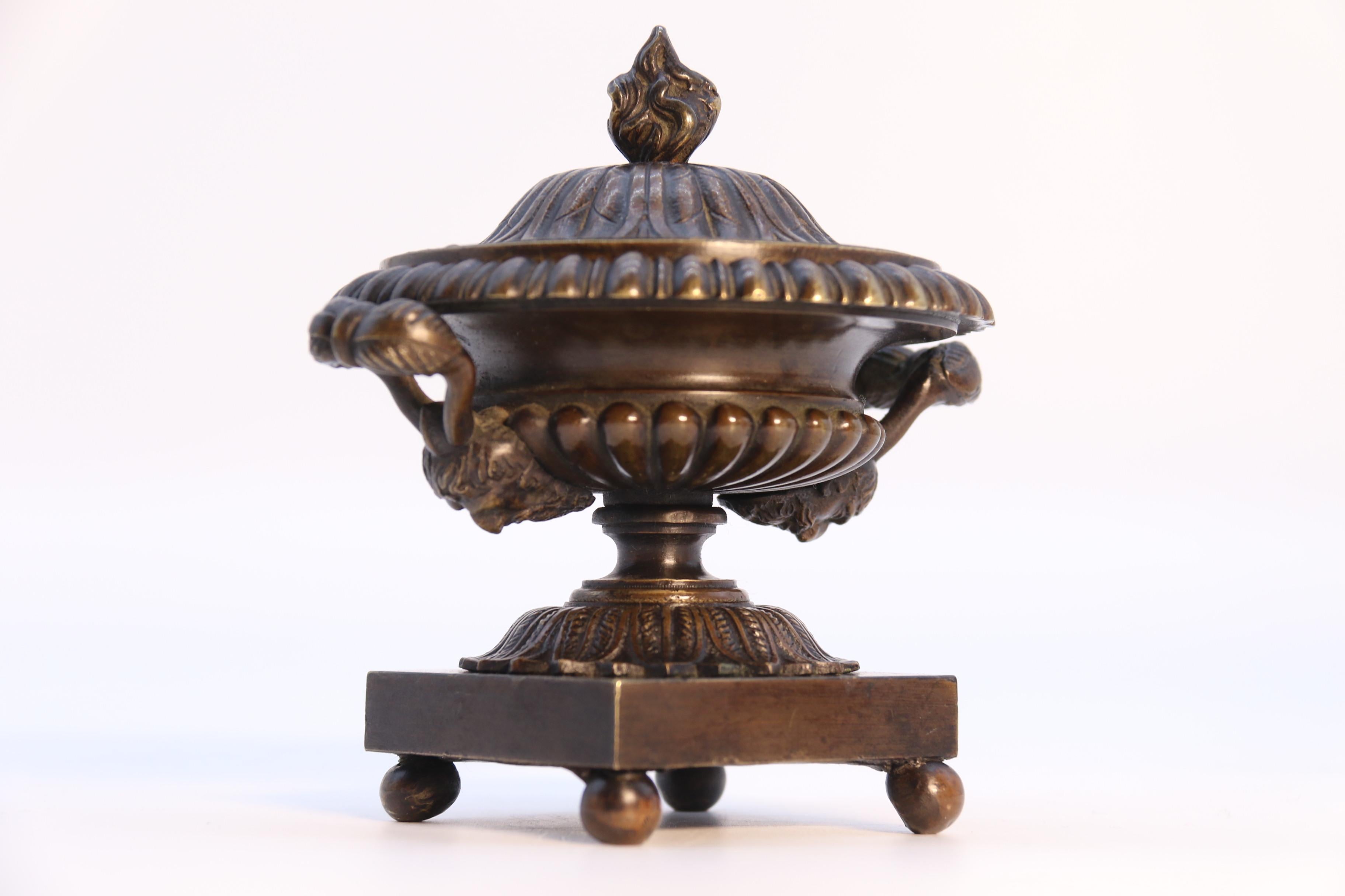Antique  pair of English Regency period classical bronze urns,  circa 1820 For Sale 7