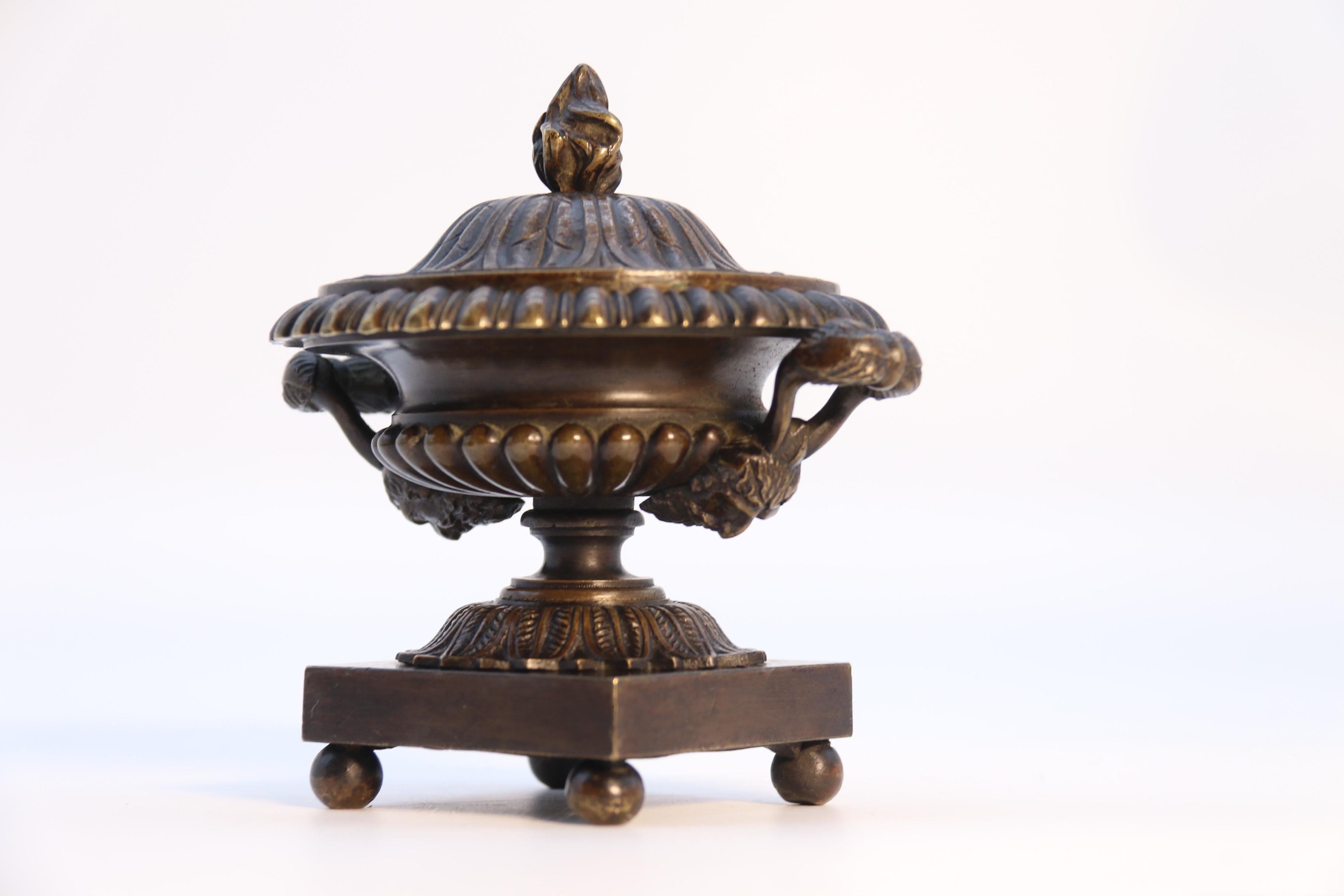 Antike  Paar klassische englische Urnen aus Bronze aus der Regency-Periode,  um 1820 im Angebot 9