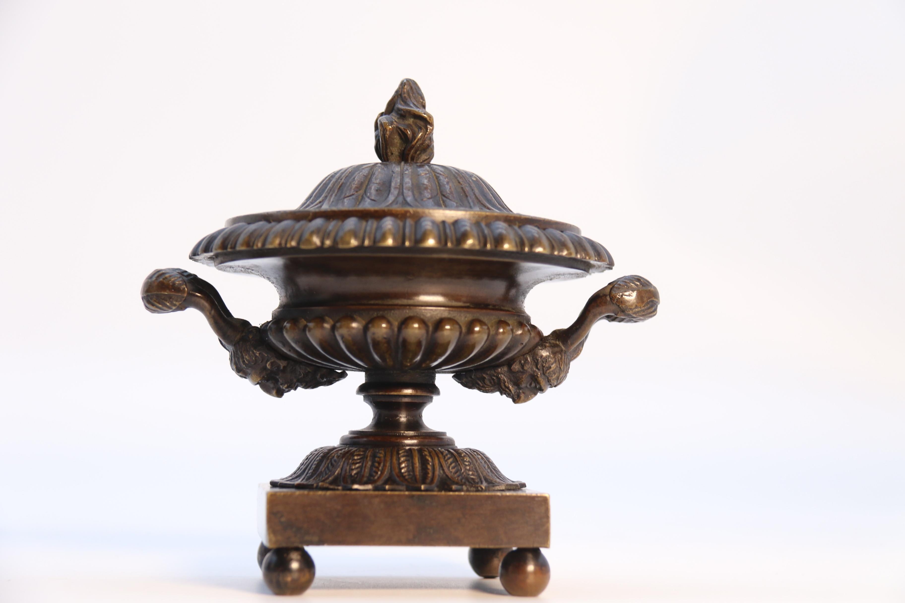 Antique  pair of English Regency period classical bronze urns,  circa 1820 For Sale 9
