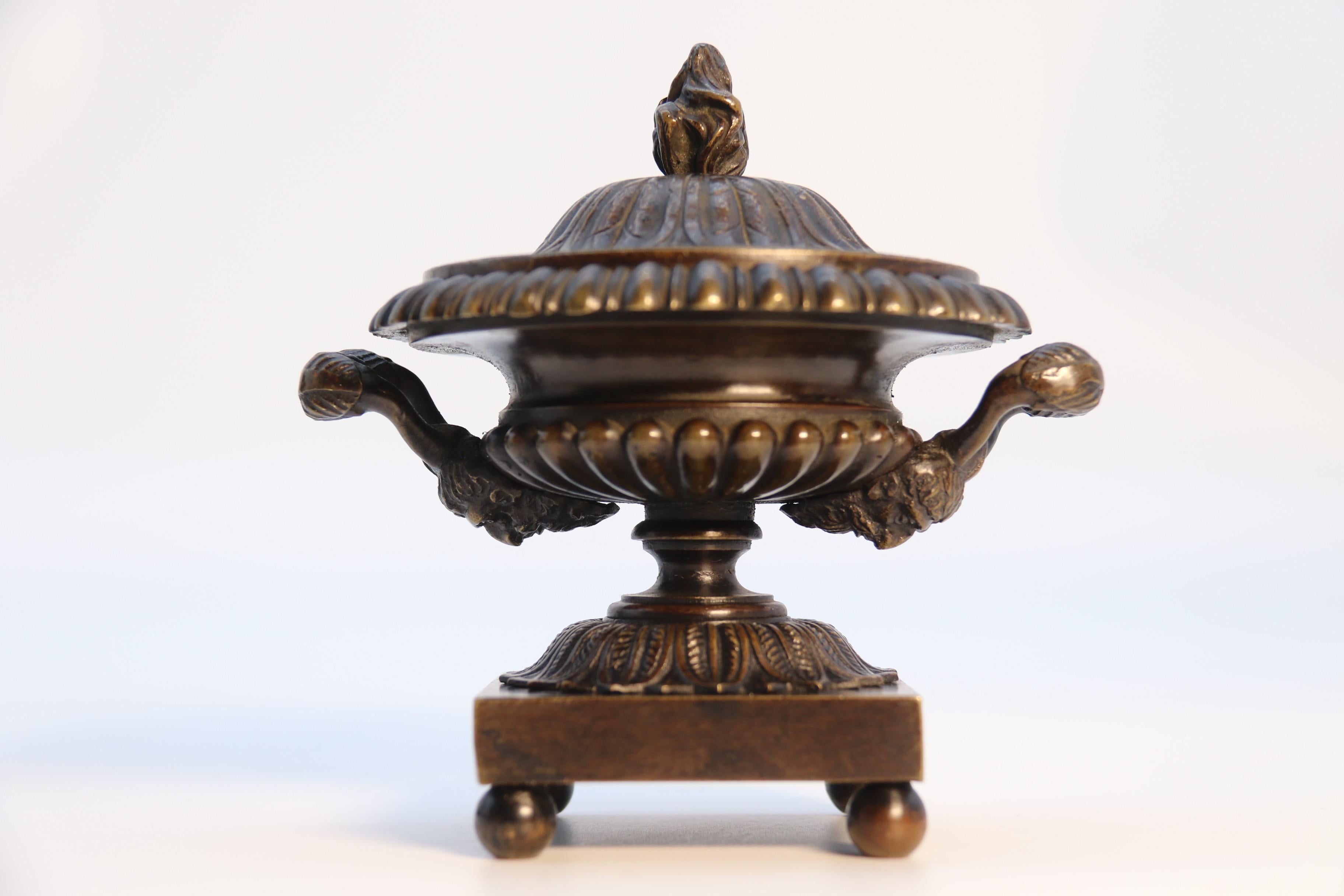 Antique  Paire d'urnes classiques en bronze de la période English Regency  vers 1820 en vente 10