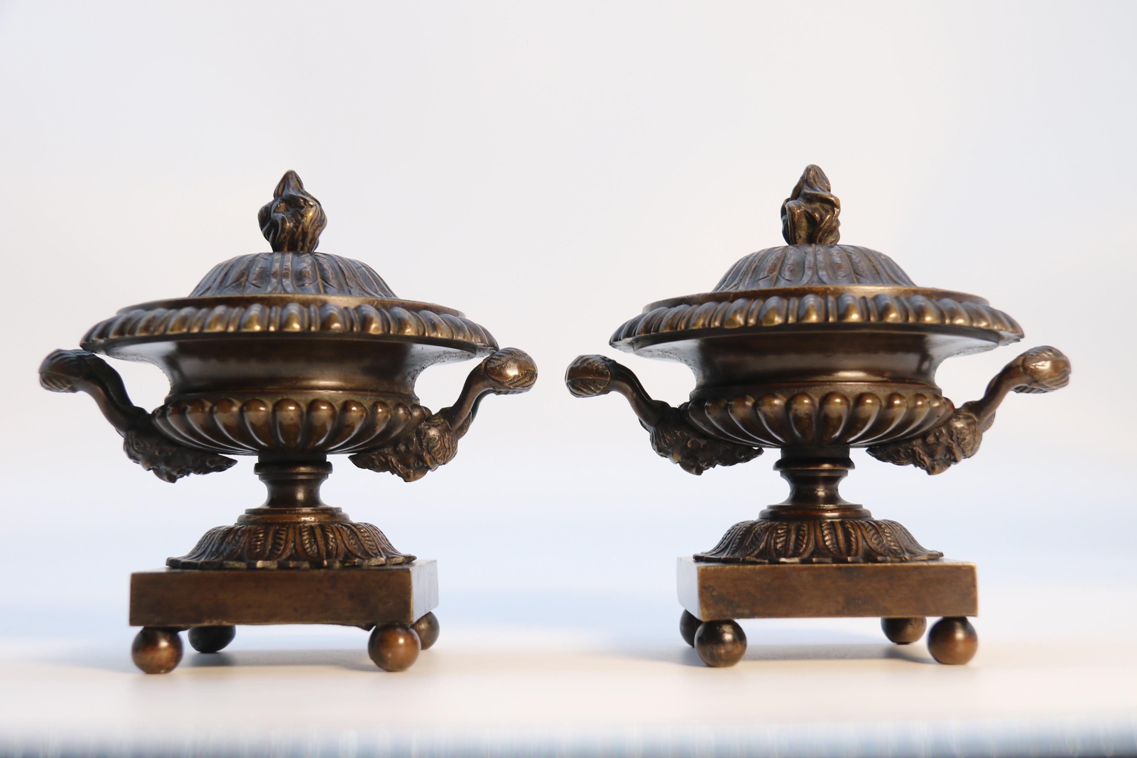 Antique  pair of English Regency period classical bronze urns,  circa 1820 For Sale 11