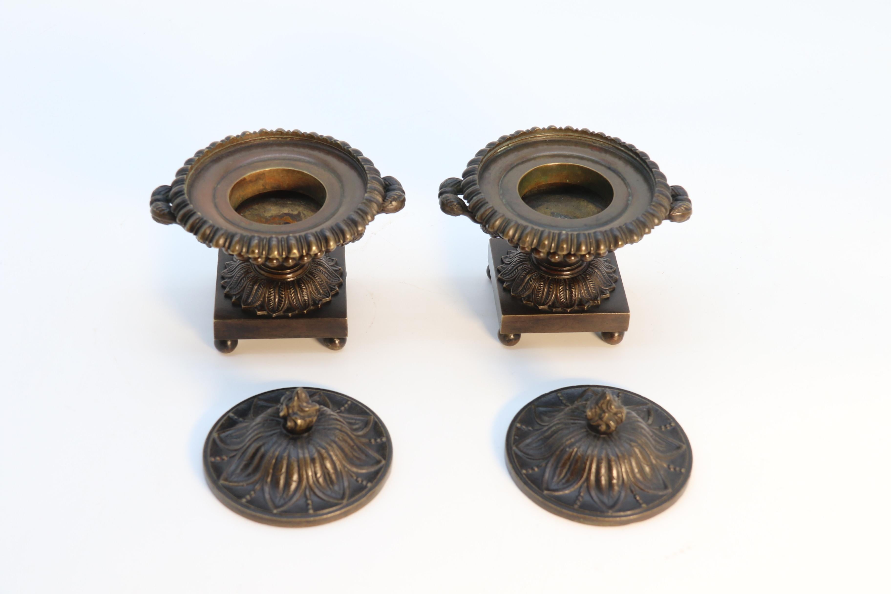 Antike  Paar klassische englische Urnen aus Bronze aus der Regency-Periode,  um 1820 im Angebot 13