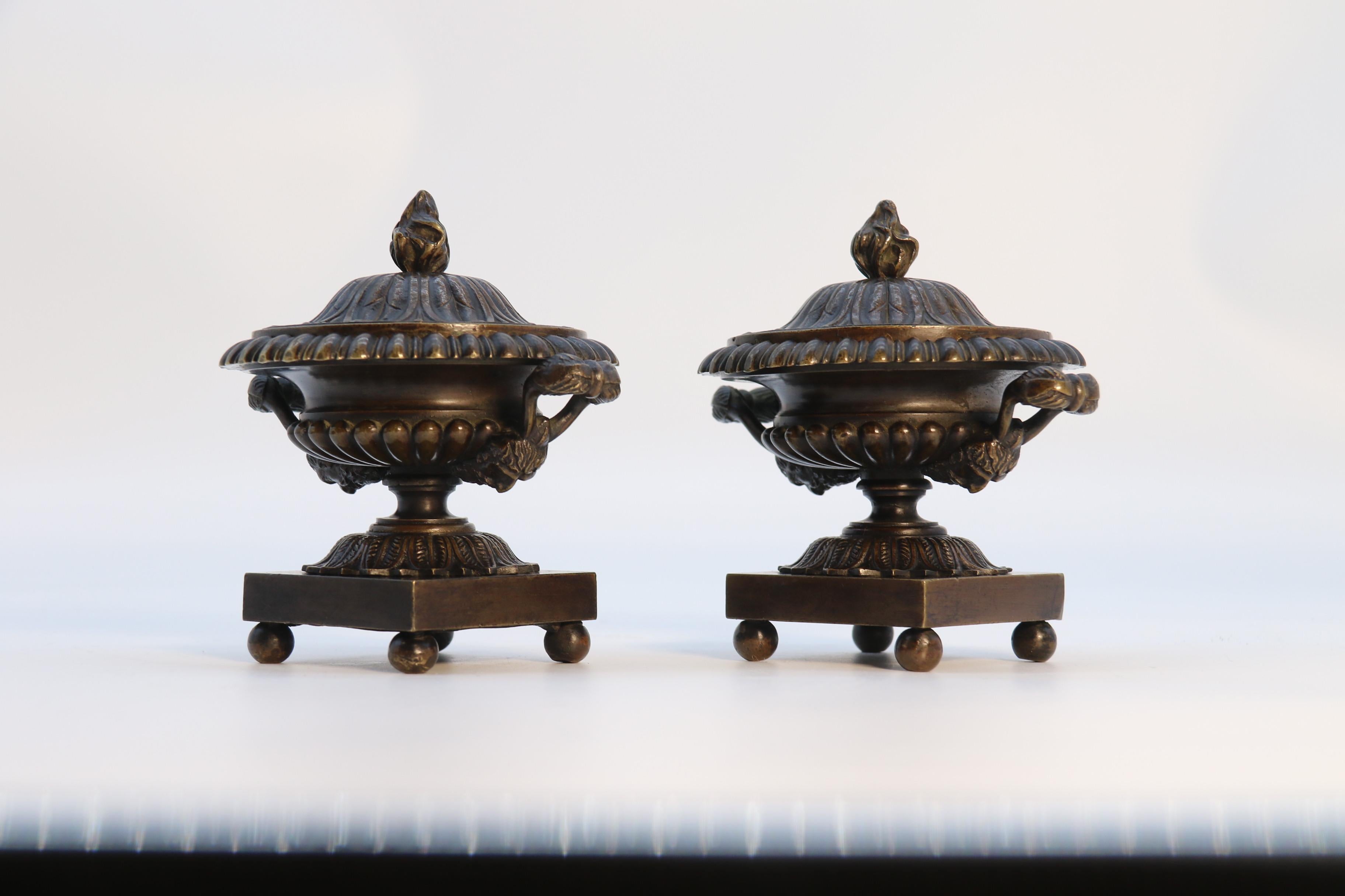 British Antique  pair of English Regency period classical bronze urns,  circa 1820 For Sale