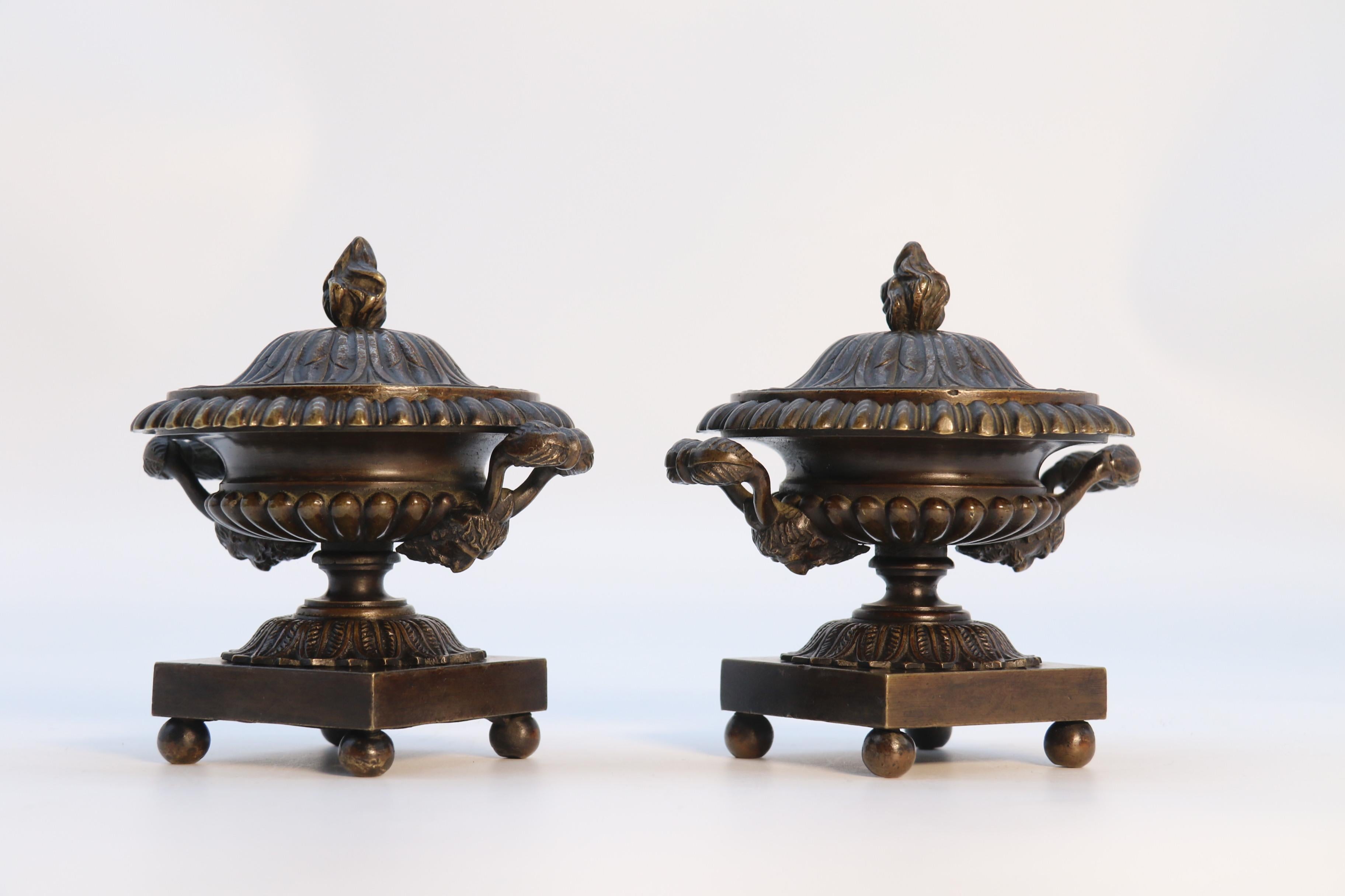 Antique  pair of English Regency period classical bronze urns,  circa 1820 For Sale 2