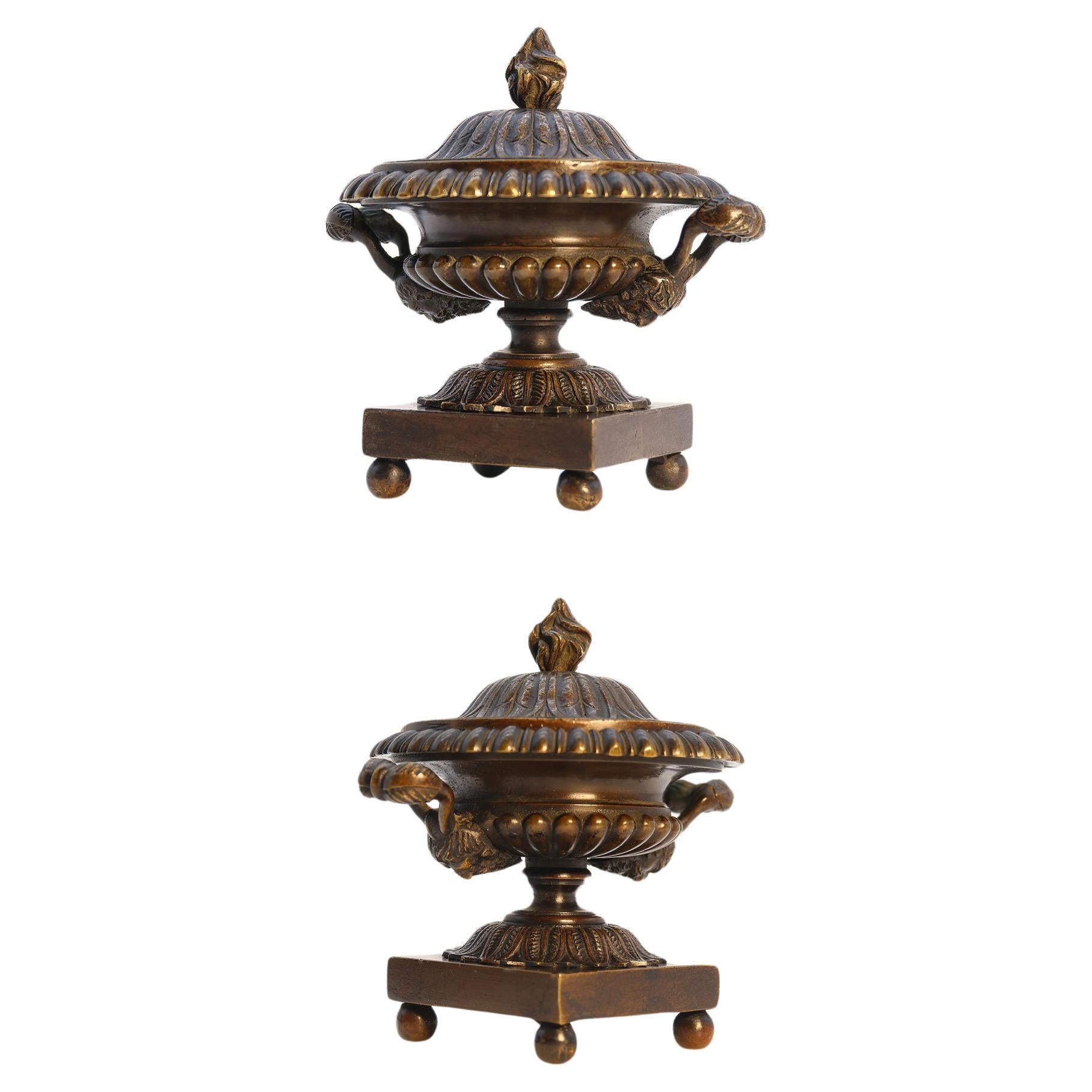 Antique  Paire d'urnes classiques en bronze de la période English Regency  vers 1820 en vente