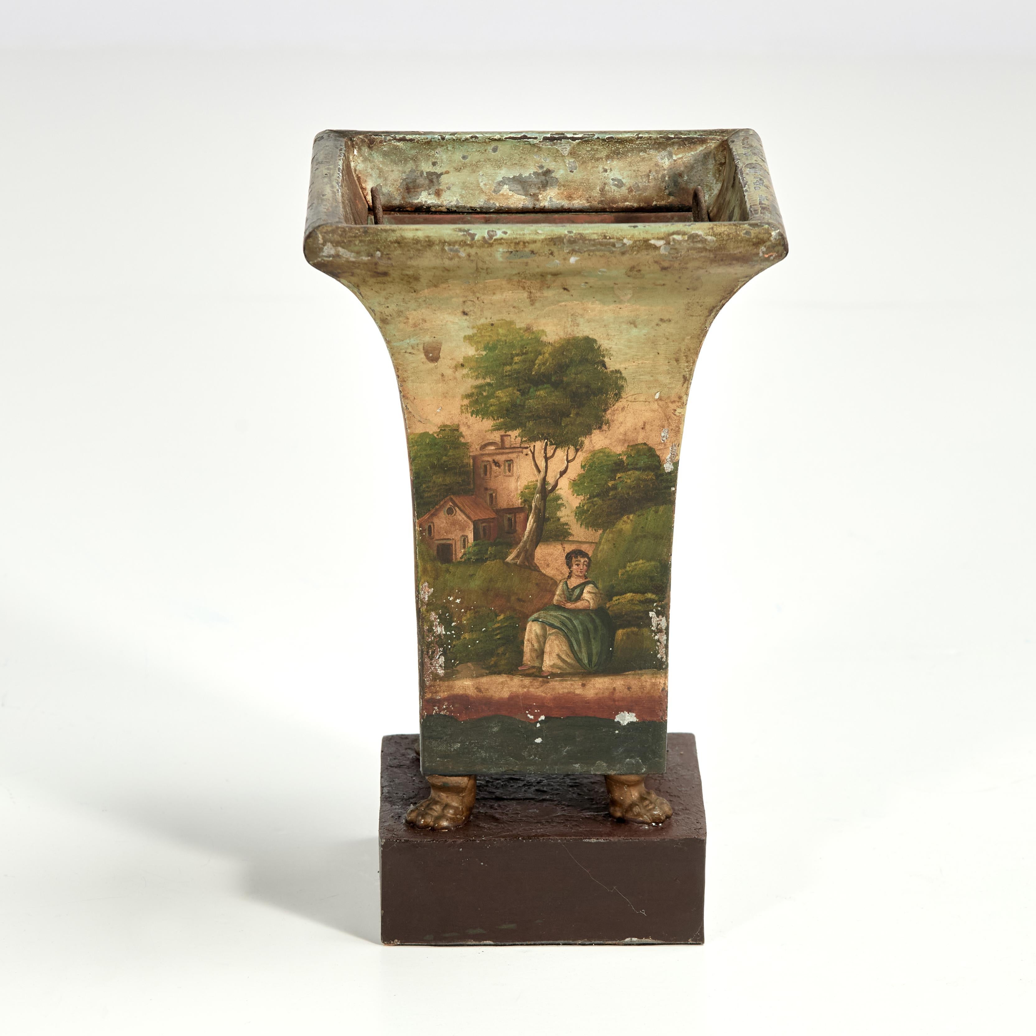 Rare paire de cache-pots ou jardinières d'époque régence du 19e siècle, fabriqués à la main en étain, de forme classique, à quatre côtés, chacun décoré à la main de scènes de la campagne anglaise, reposant sur des pieds en patte d'oie et conservant
