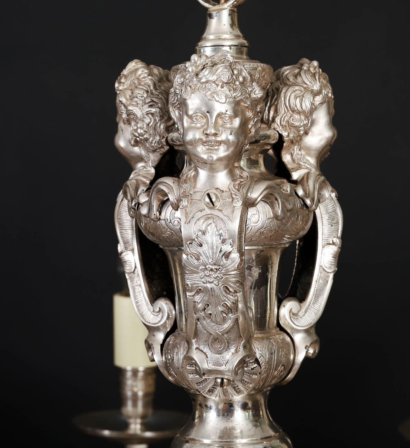 Ancienne paire de lustres anglais en métal argenté 20ème siècle en vente 7