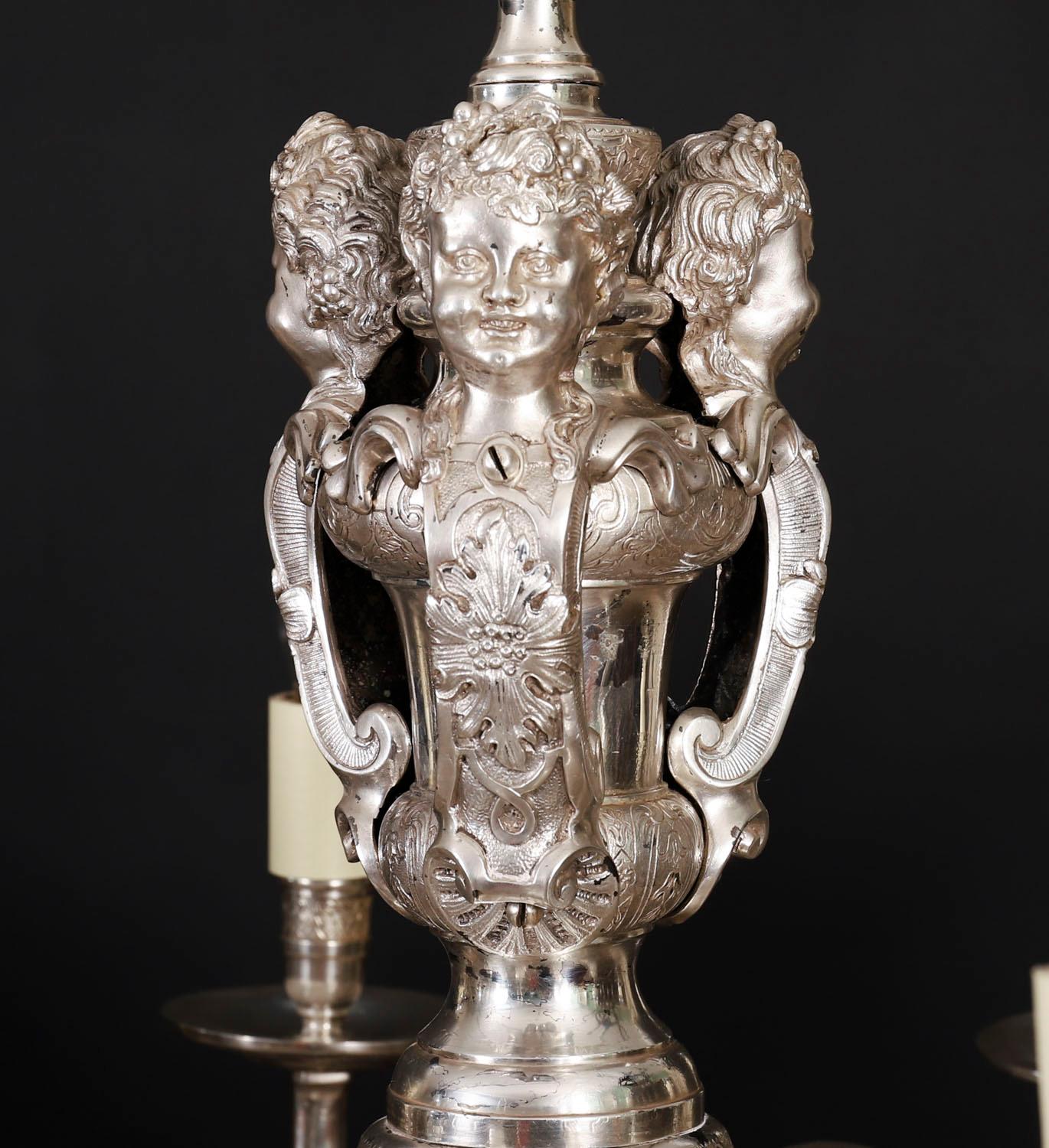 Ancienne paire de lustres anglais en métal argenté 20ème siècle en vente 8
