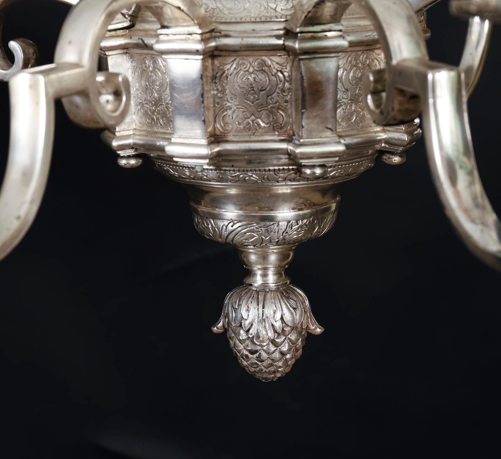 Ancienne paire de lustres anglais en métal argenté 20ème siècle en vente 9