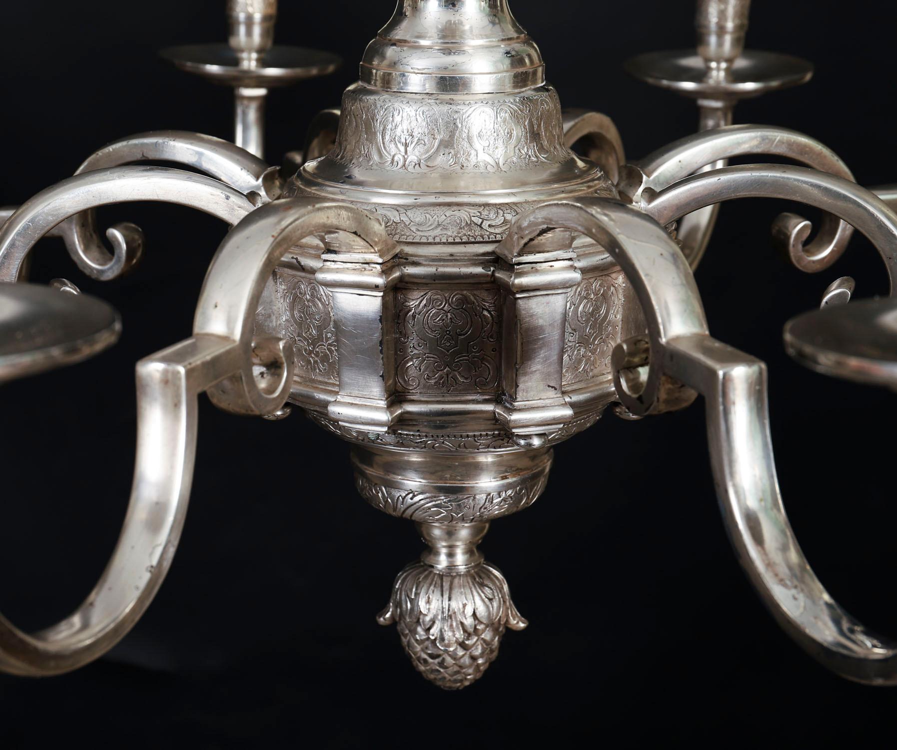 Anglais Ancienne paire de lustres anglais en métal argenté 20ème siècle en vente