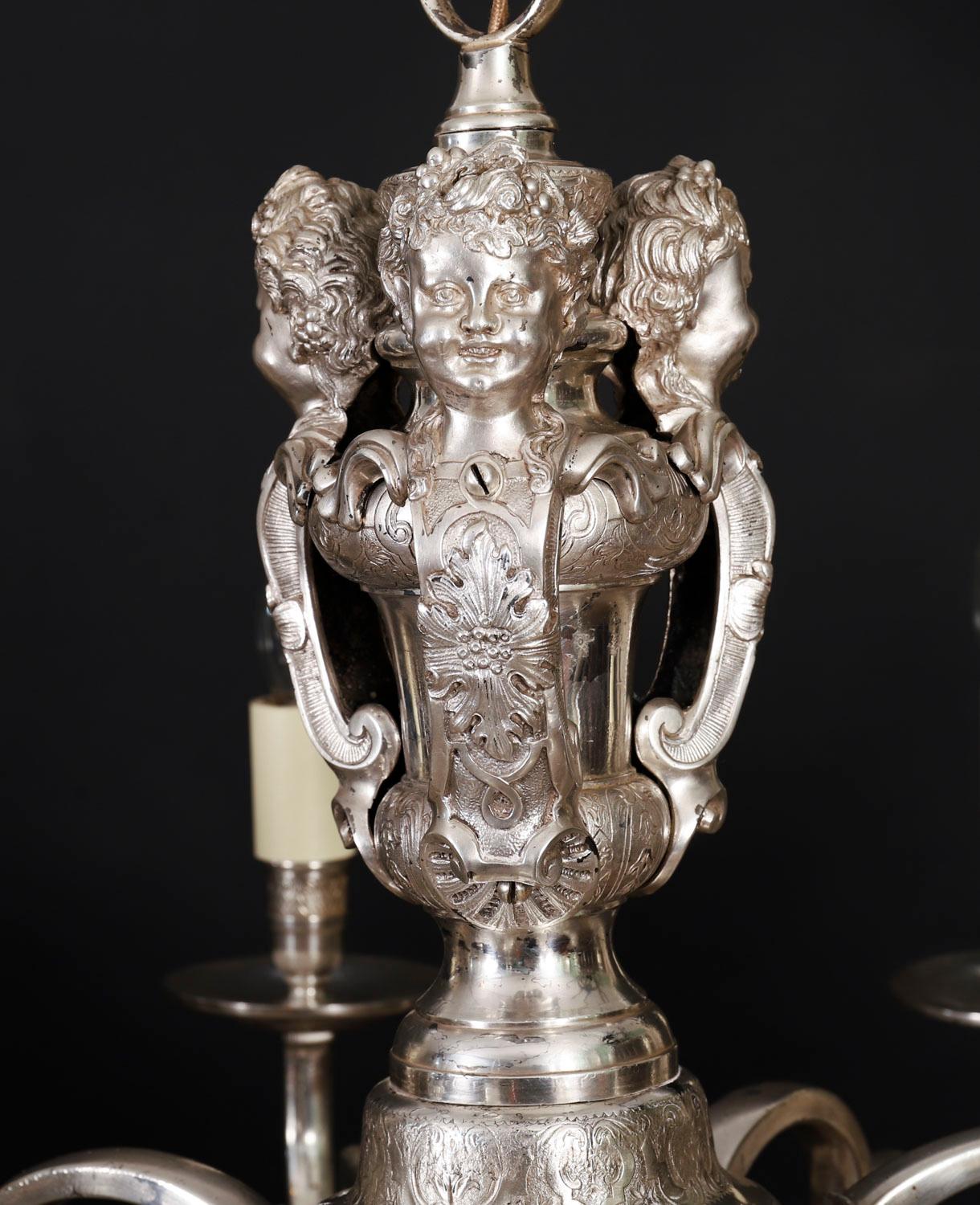 Plaqué argent Ancienne paire de lustres anglais en métal argenté 20ème siècle en vente