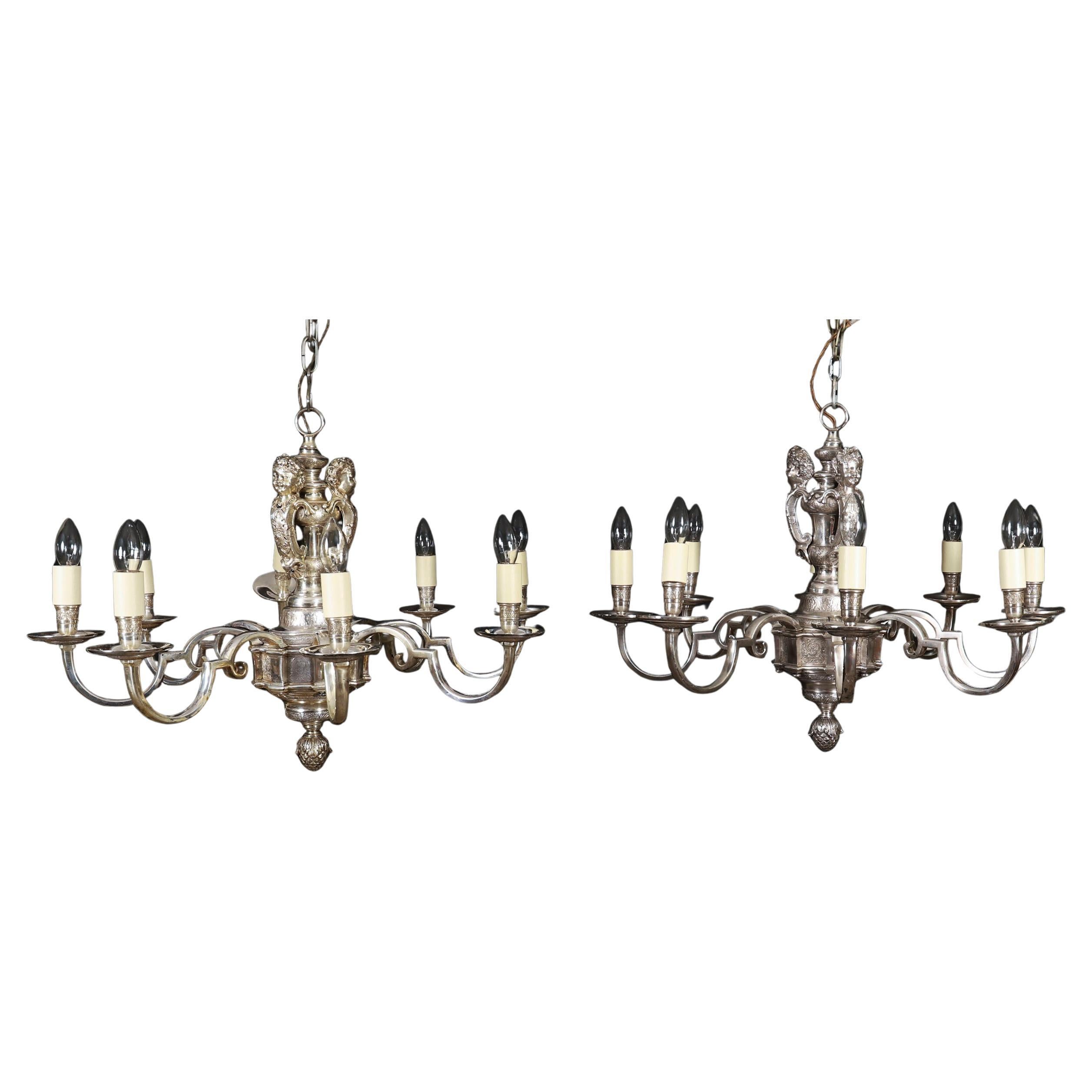 Antiguo par de candelabros ingleses plateados Siglo XX