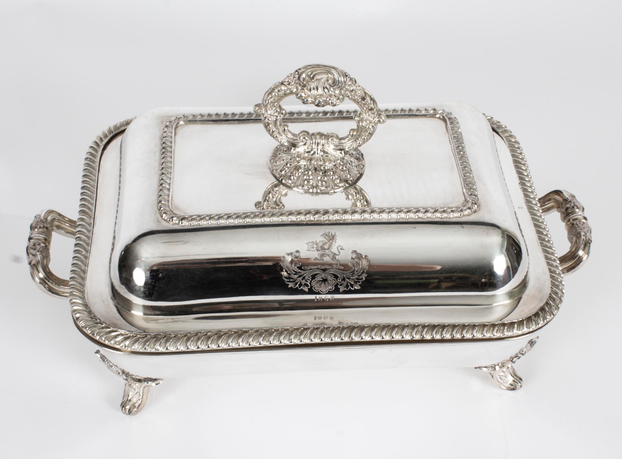 Antique Pair of English Silver Plated Entrée Dishes, Mid-19th Century In Good Condition In London, GB
