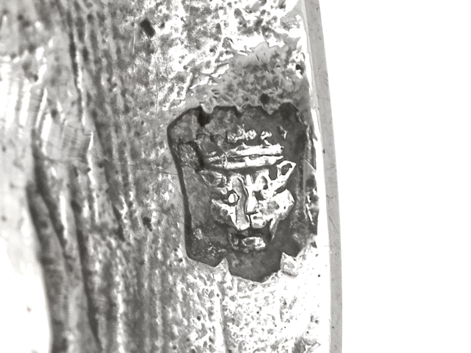Metà XVIII secolo Antica coppia di portacandele inglesi in argento sterling in vendita