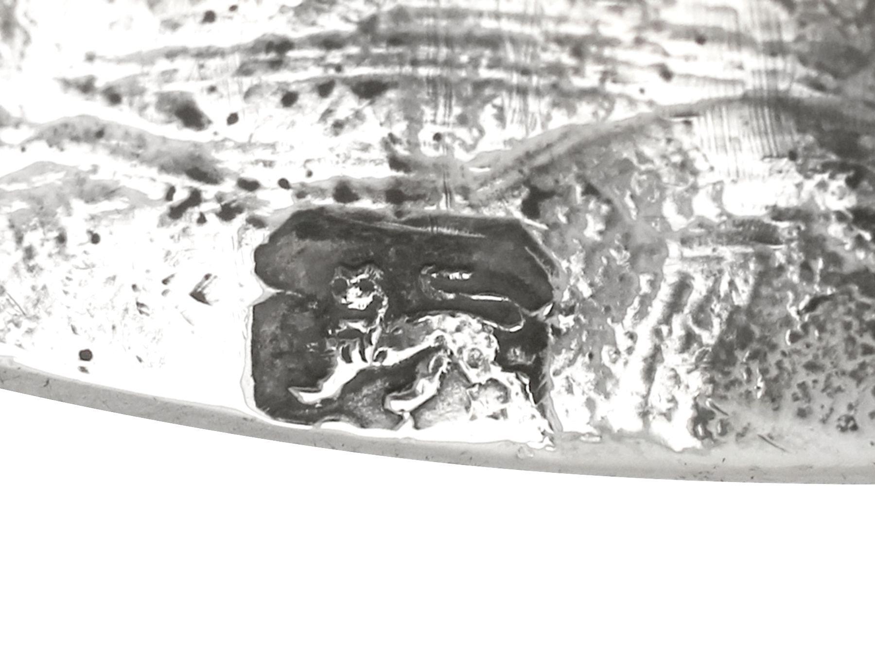 Antica coppia di portacandele inglesi in argento sterling in vendita 1