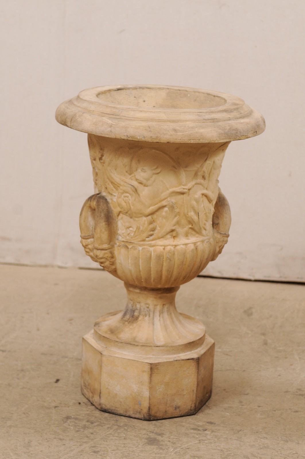 Anglais Paire d'urnes anglaises anciennes en terre cuite ornées de griffons ailés et de motifs de feuillage en vente