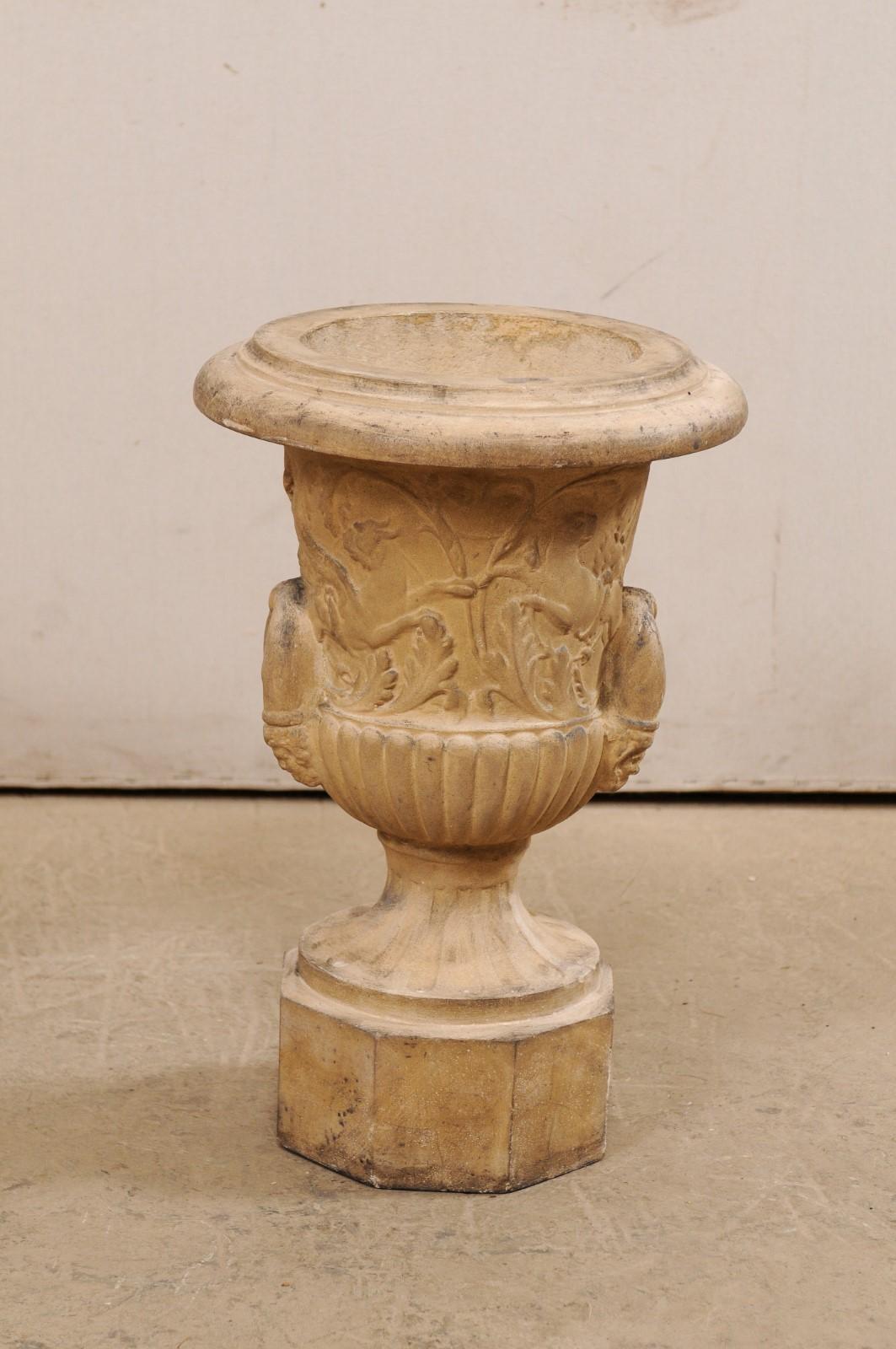Antigua Pareja de Urnas Inglesas de Terracota Adornadas con Grifos Alados y Motivo de Follaje en Bueno estado para la venta en Atlanta, GA