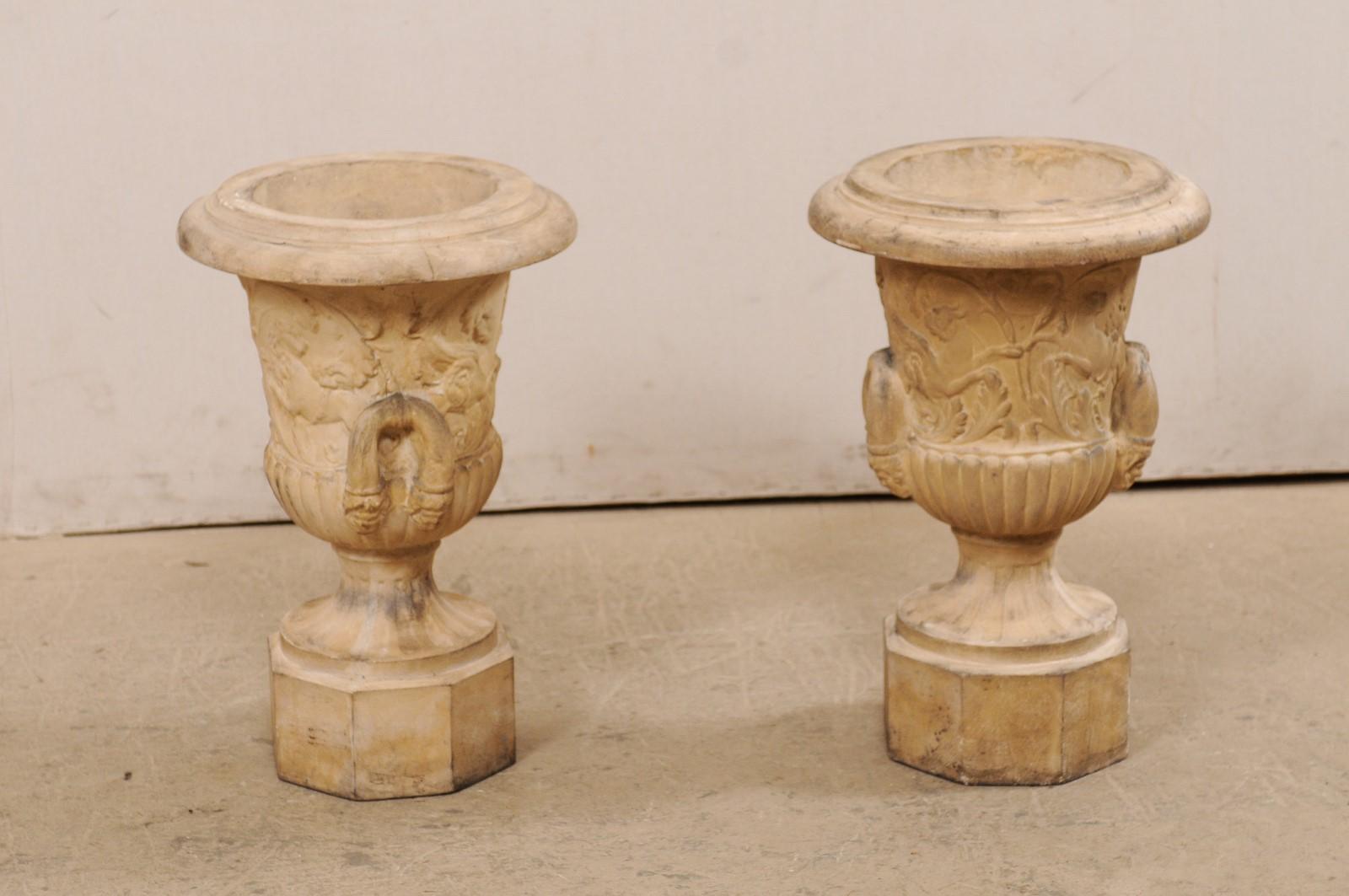 20ième siècle Paire d'urnes anglaises anciennes en terre cuite ornées de griffons ailés et de motifs de feuillage en vente