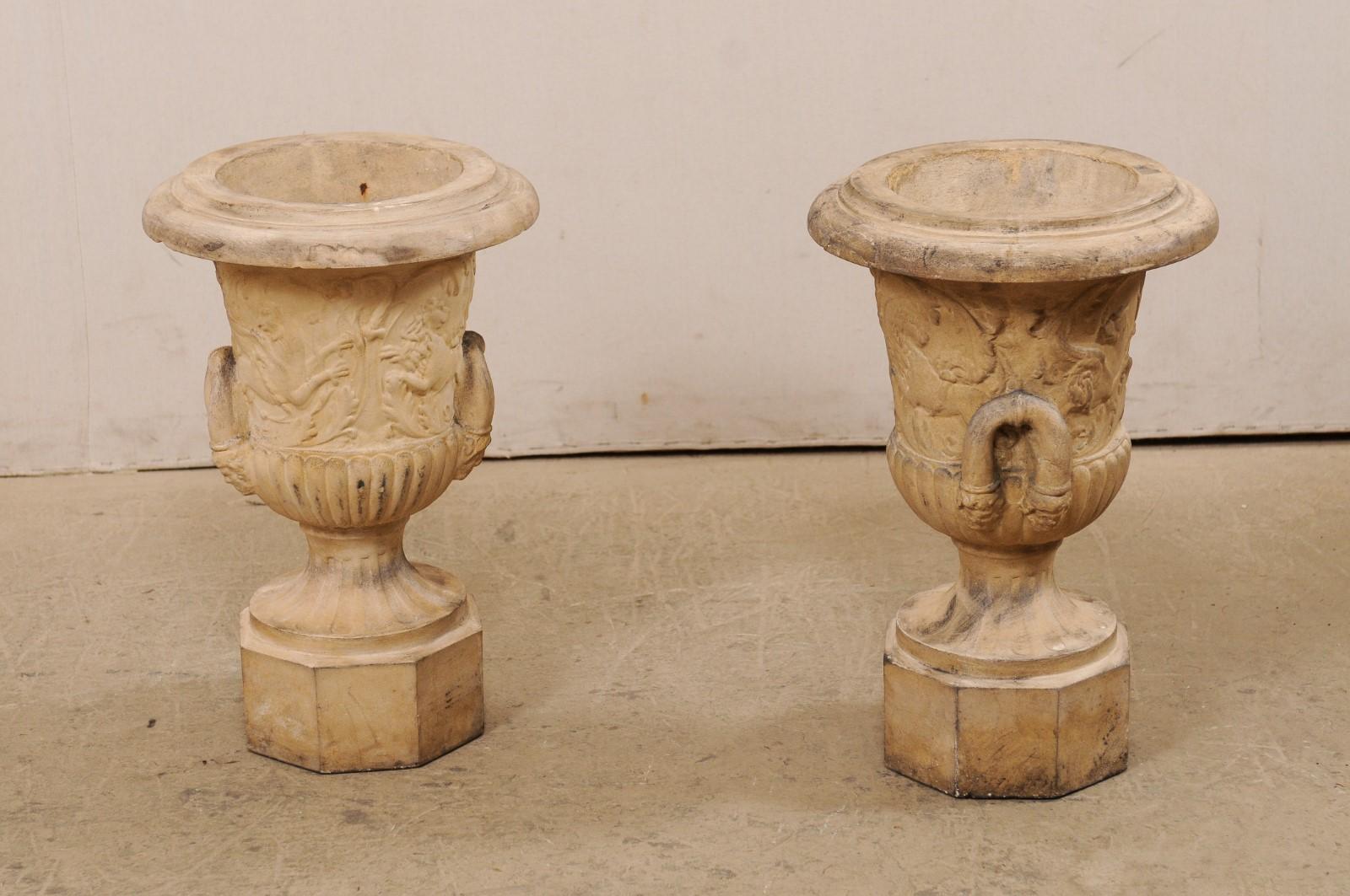 Terre cuite Paire d'urnes anglaises anciennes en terre cuite ornées de griffons ailés et de motifs de feuillage en vente