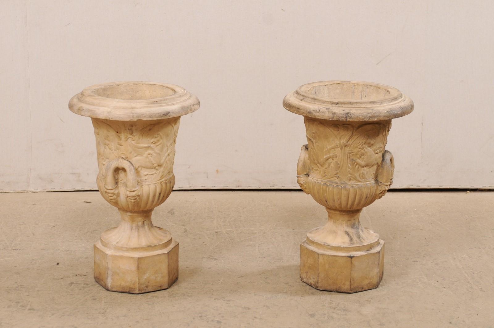 Paire d'urnes anglaises anciennes en terre cuite ornées de griffons ailés et de motifs de feuillage en vente 1