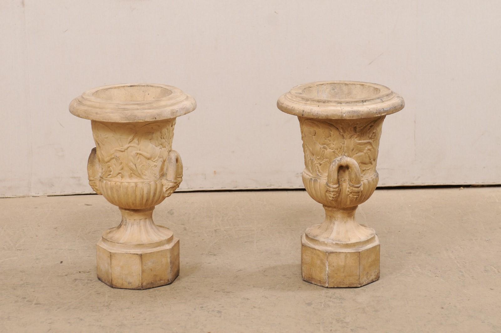 Paire d'urnes anglaises anciennes en terre cuite ornées de griffons ailés et de motifs de feuillage en vente 2