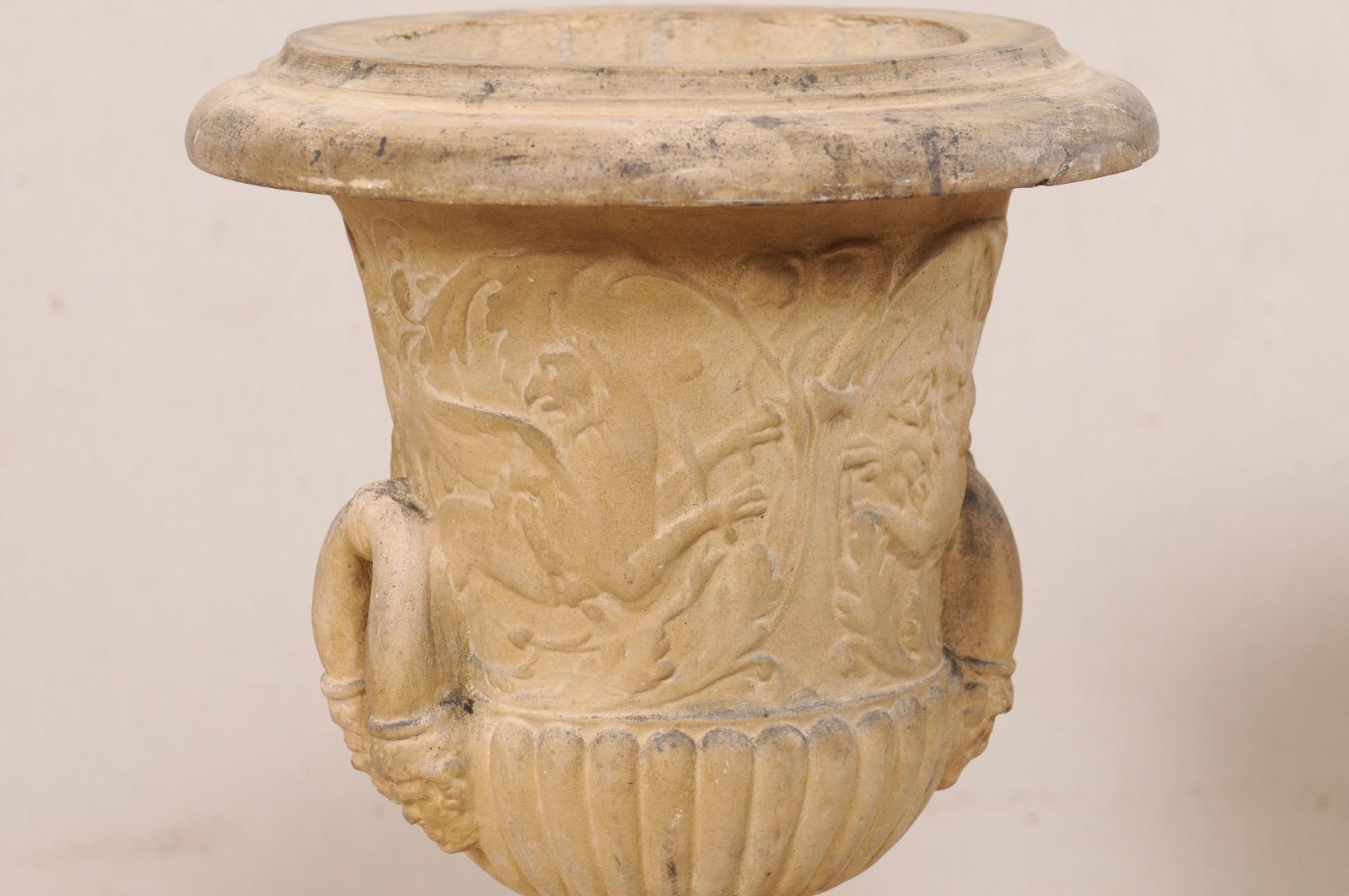 Paire d'urnes anglaises anciennes en terre cuite ornées de griffons ailés et de motifs de feuillage en vente 3
