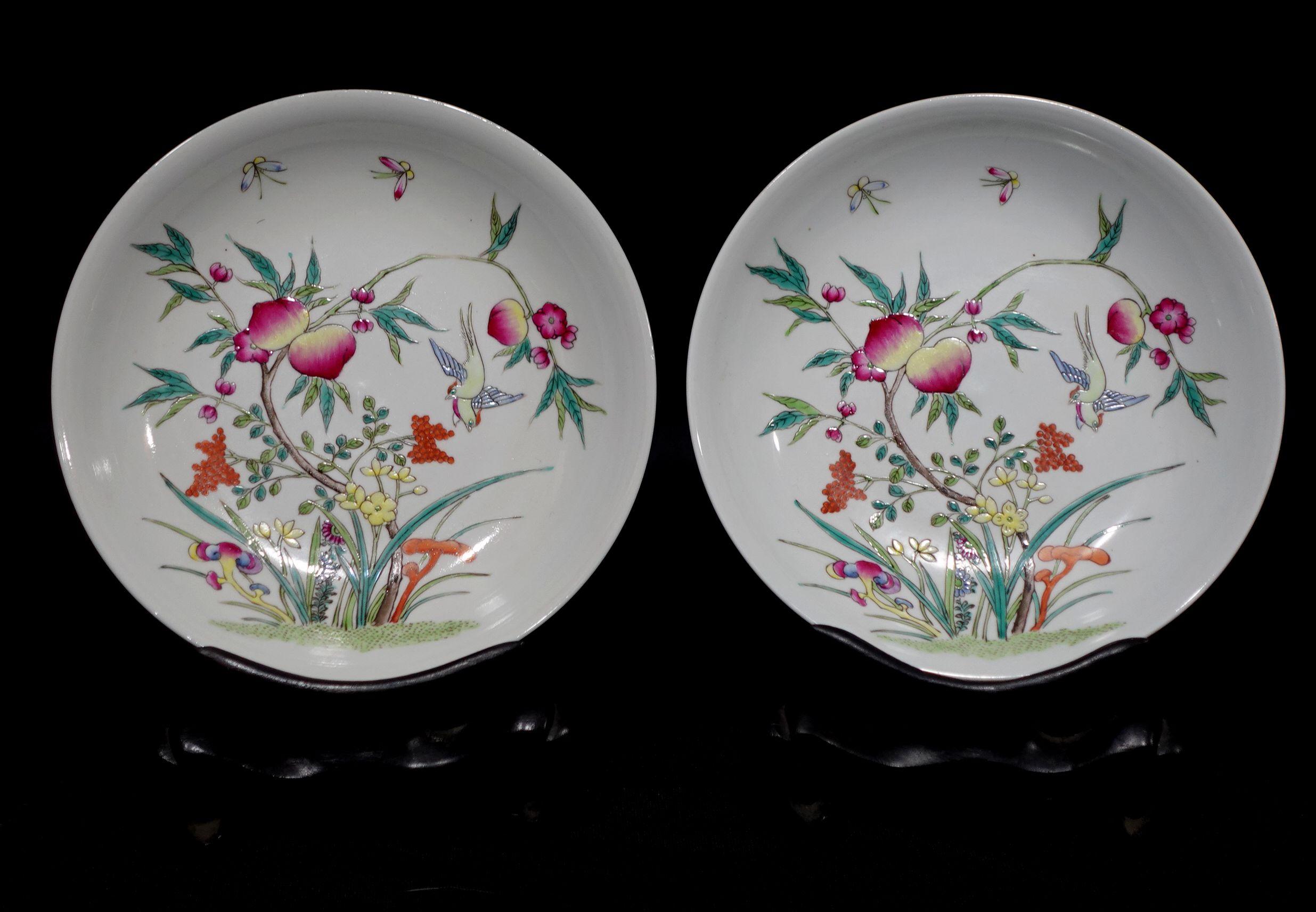 Antique - A Fine Pair of Famille Rose Plates with the marks of  荊桂堂金, from the
19th Century, 1862 to 1874, Tongzhi Period. The two special wood stands are included.
The plates have a very fine detailed painting depicting trees with peaches, flowers,