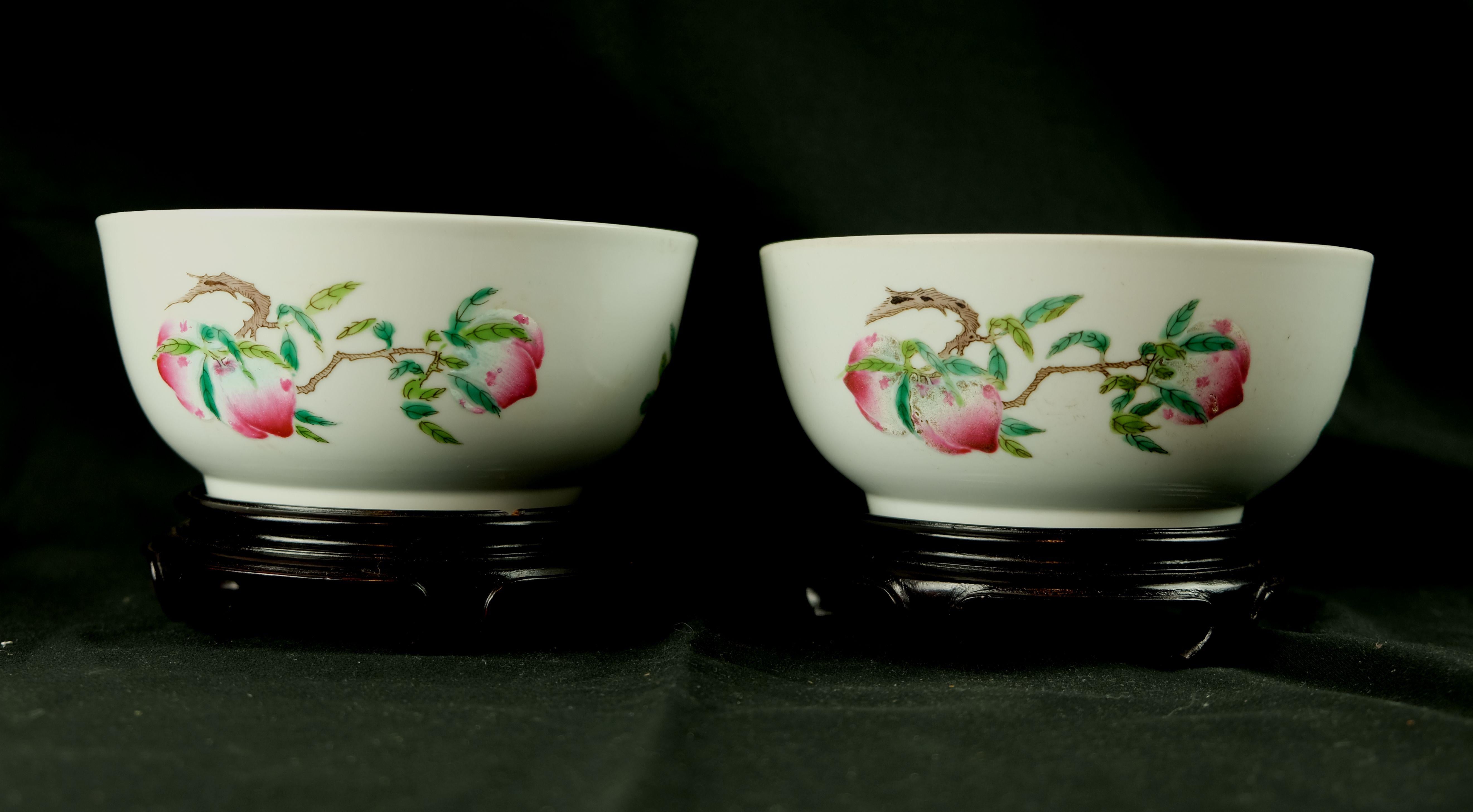 Hand-Painted Antique Pair of Famille Rose Sanduo Bowls, 19th Century For Sale