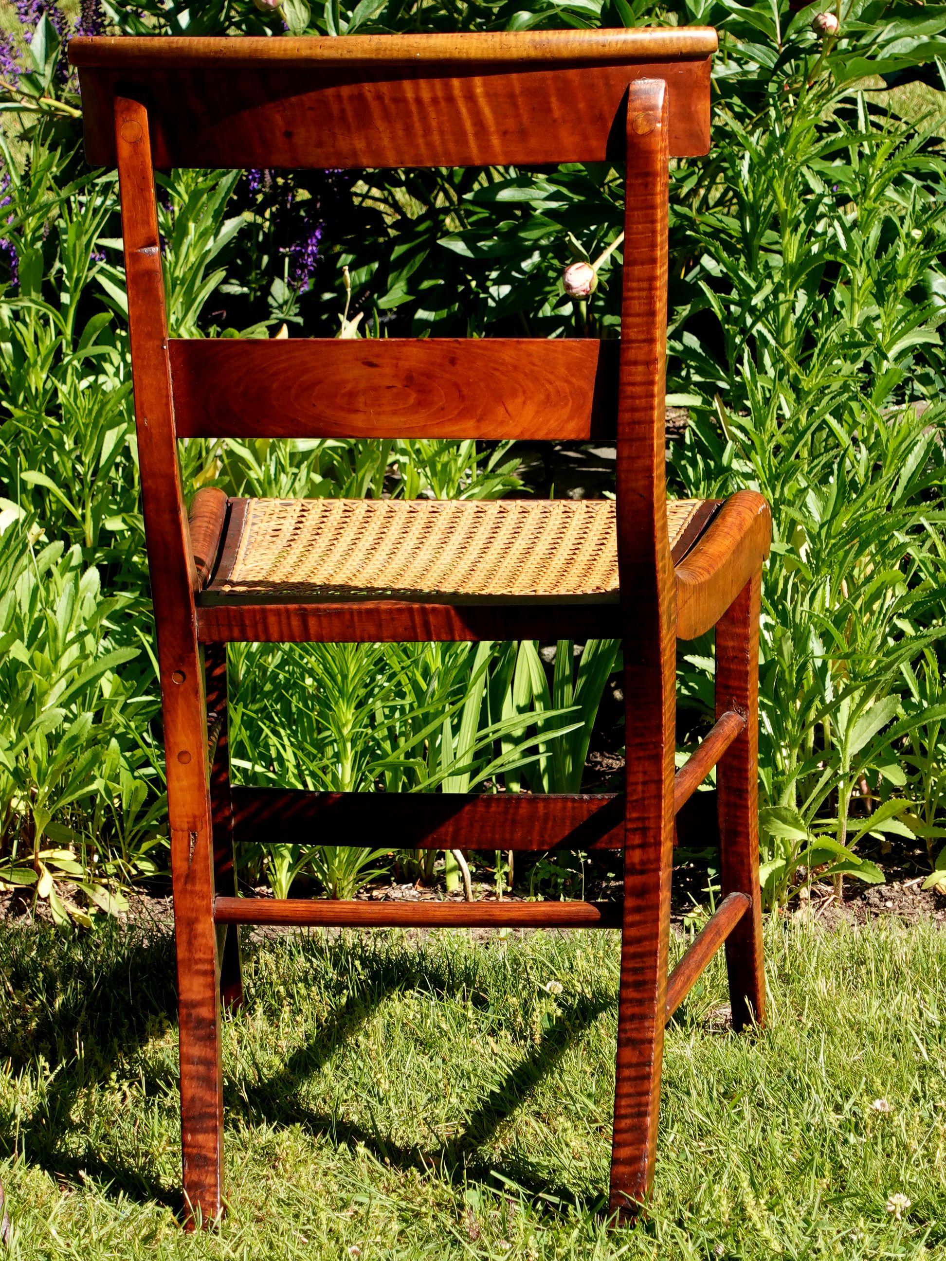Ancienne paire de chaises de salle à manger fédérales en érable tigré et rotin à œil d'oiseau #2 en vente 5