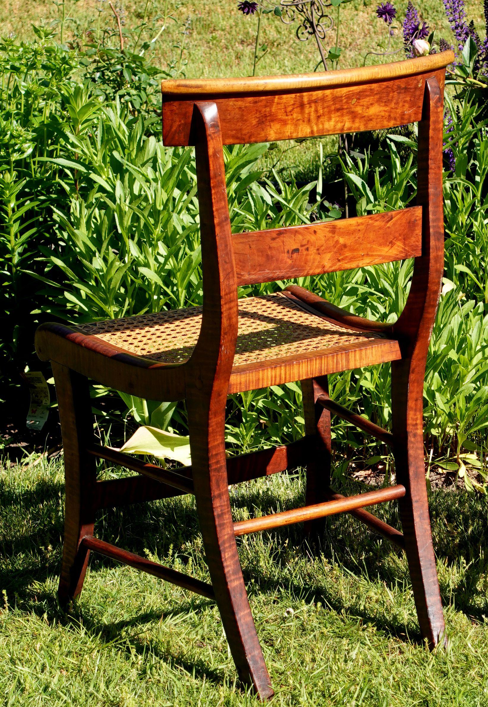Ancienne paire de chaises de salle à manger fédérales en érable tigré et rotin à œil d'oiseau #2 en vente 6