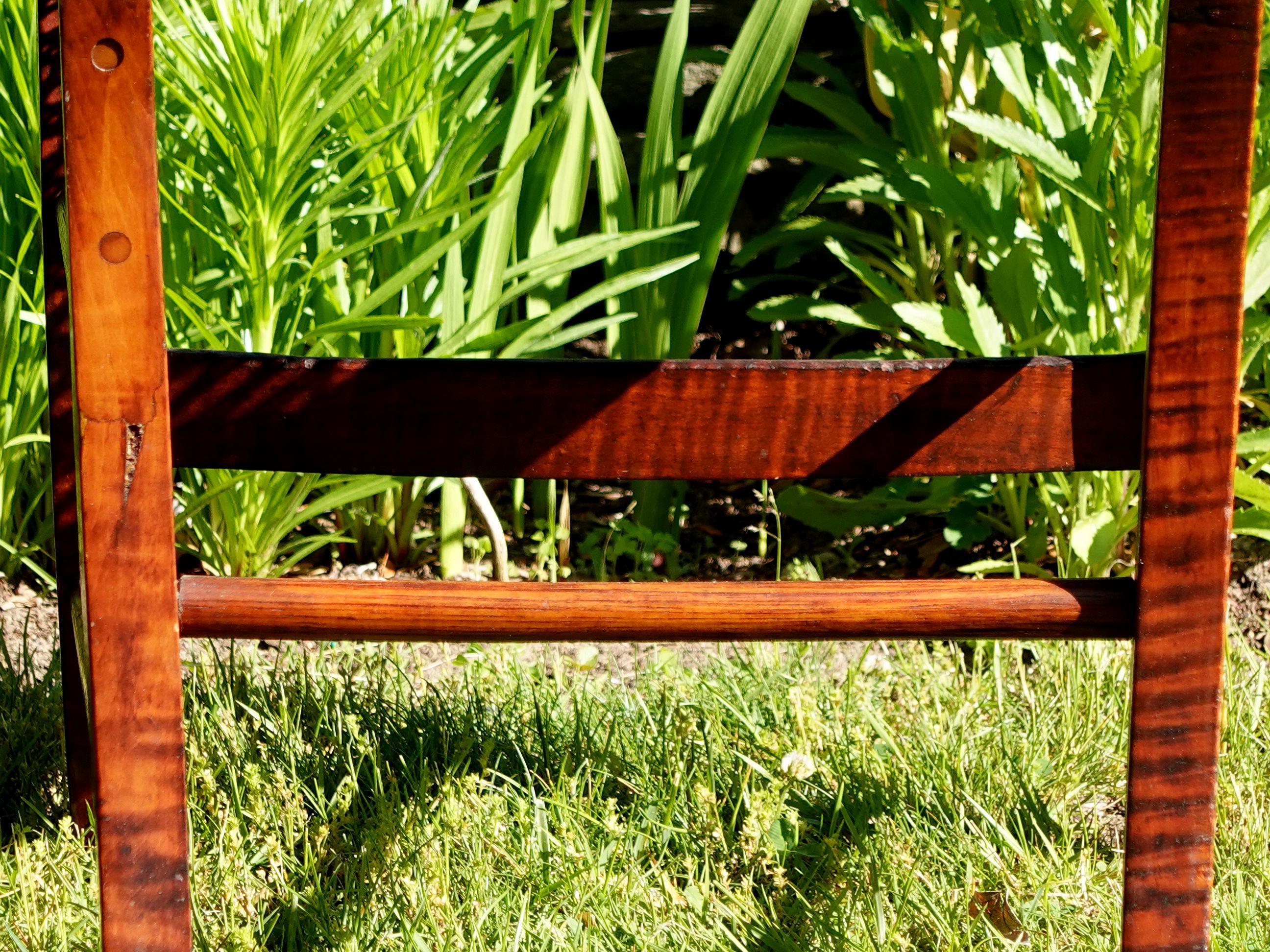 Ancienne paire de chaises de salle à manger fédérales en érable tigré et rotin à œil d'oiseau #2 en vente 7