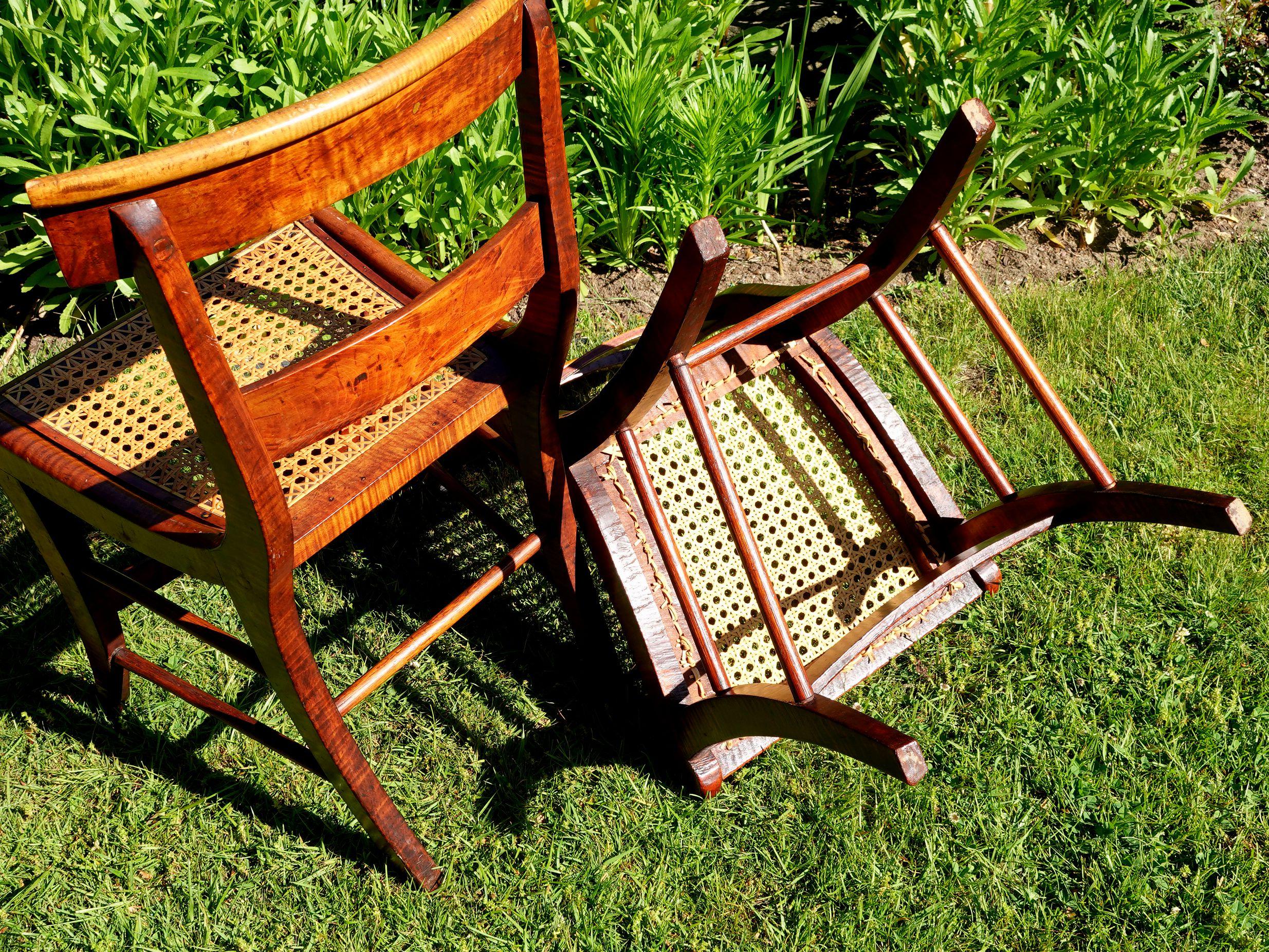 Ancienne paire de chaises de salle à manger fédérales en érable tigré et rotin à œil d'oiseau #2 en vente 9