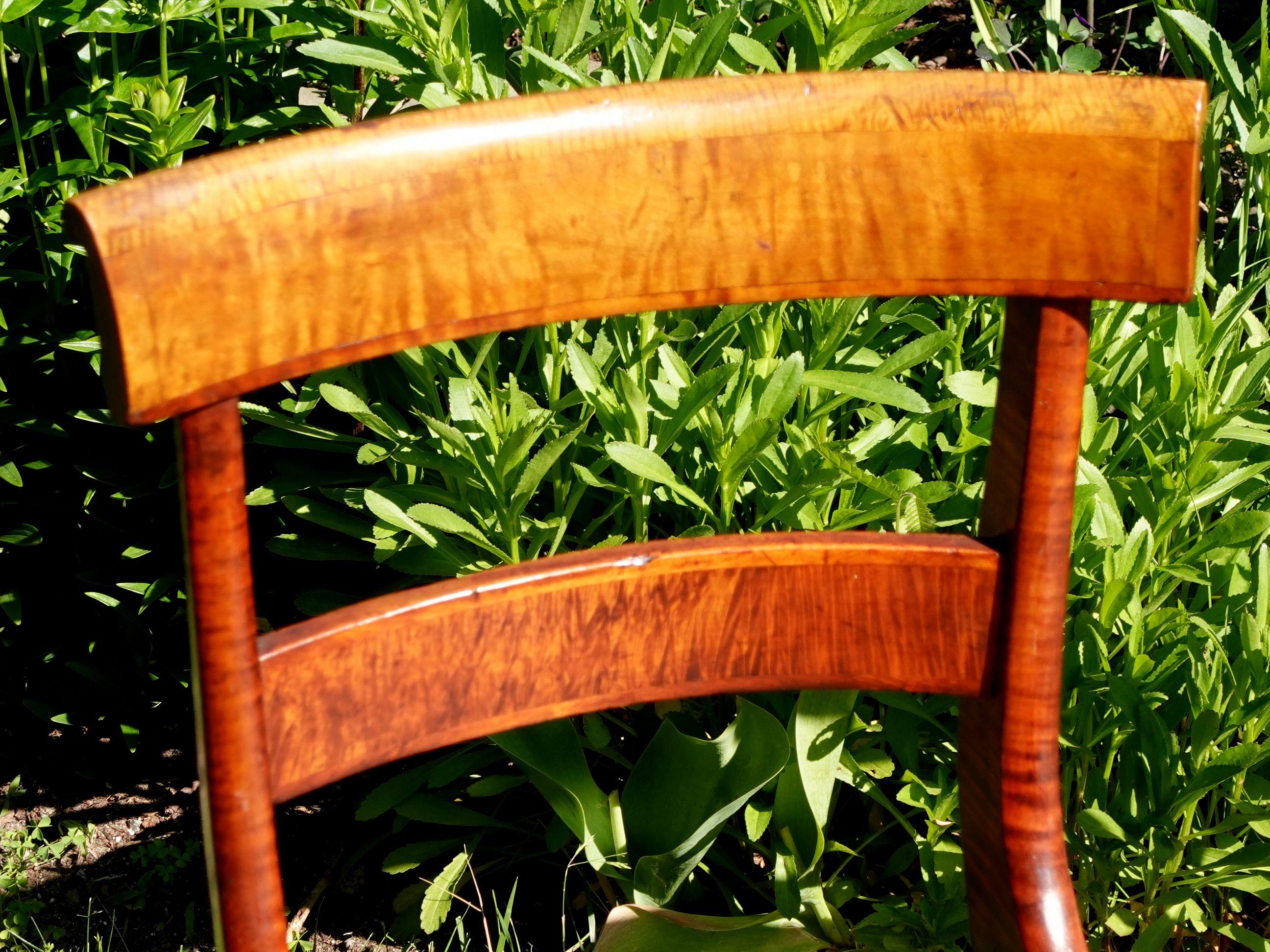 Ancienne paire de chaises de salle à manger fédérales en érable tigré et rotin à œil d'oiseau #2 Bon état - En vente à Norton, MA