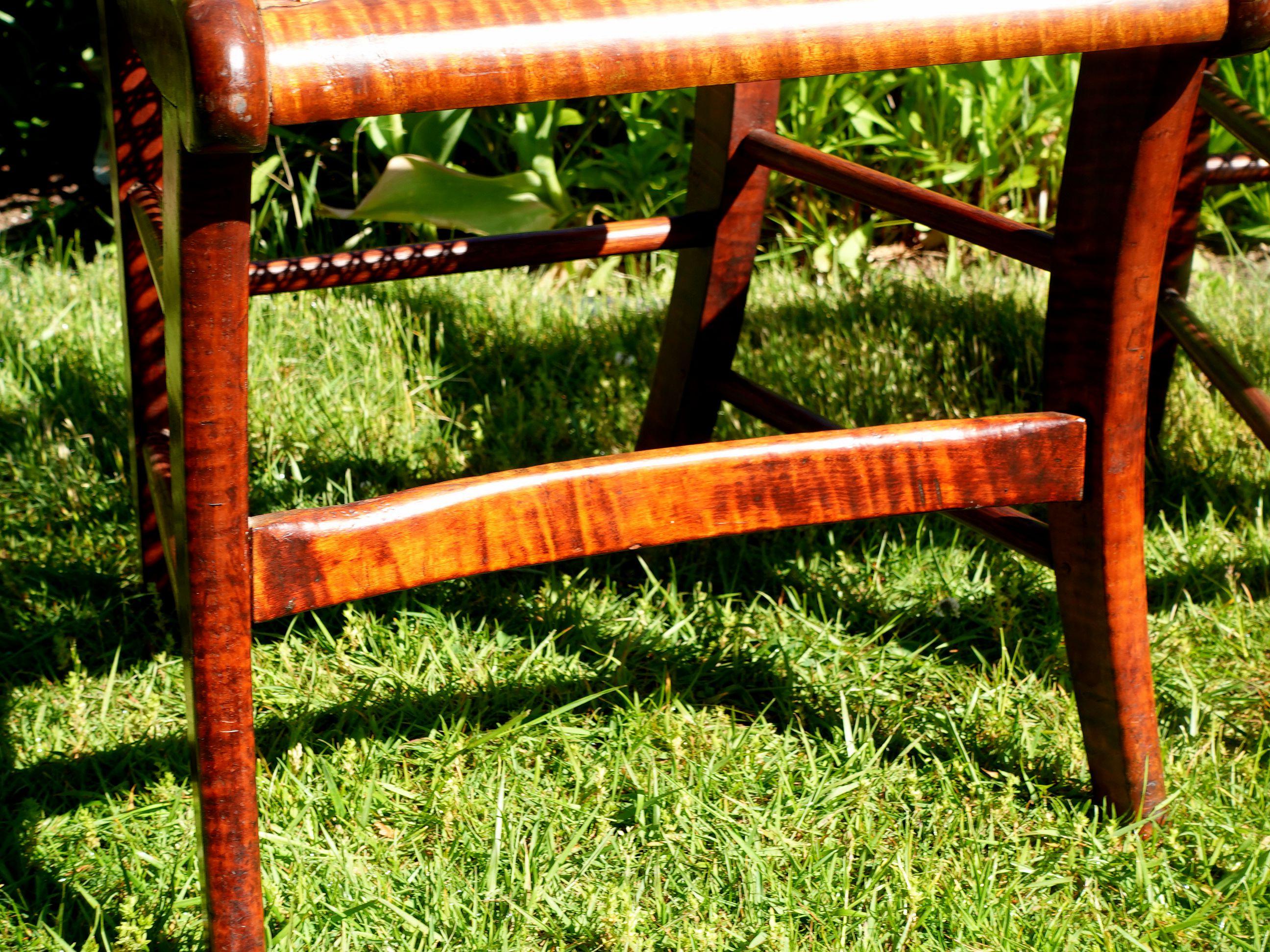 Bois Ancienne paire de chaises de salle à manger fédérales en érable tigré et rotin à œil d'oiseau #2 en vente