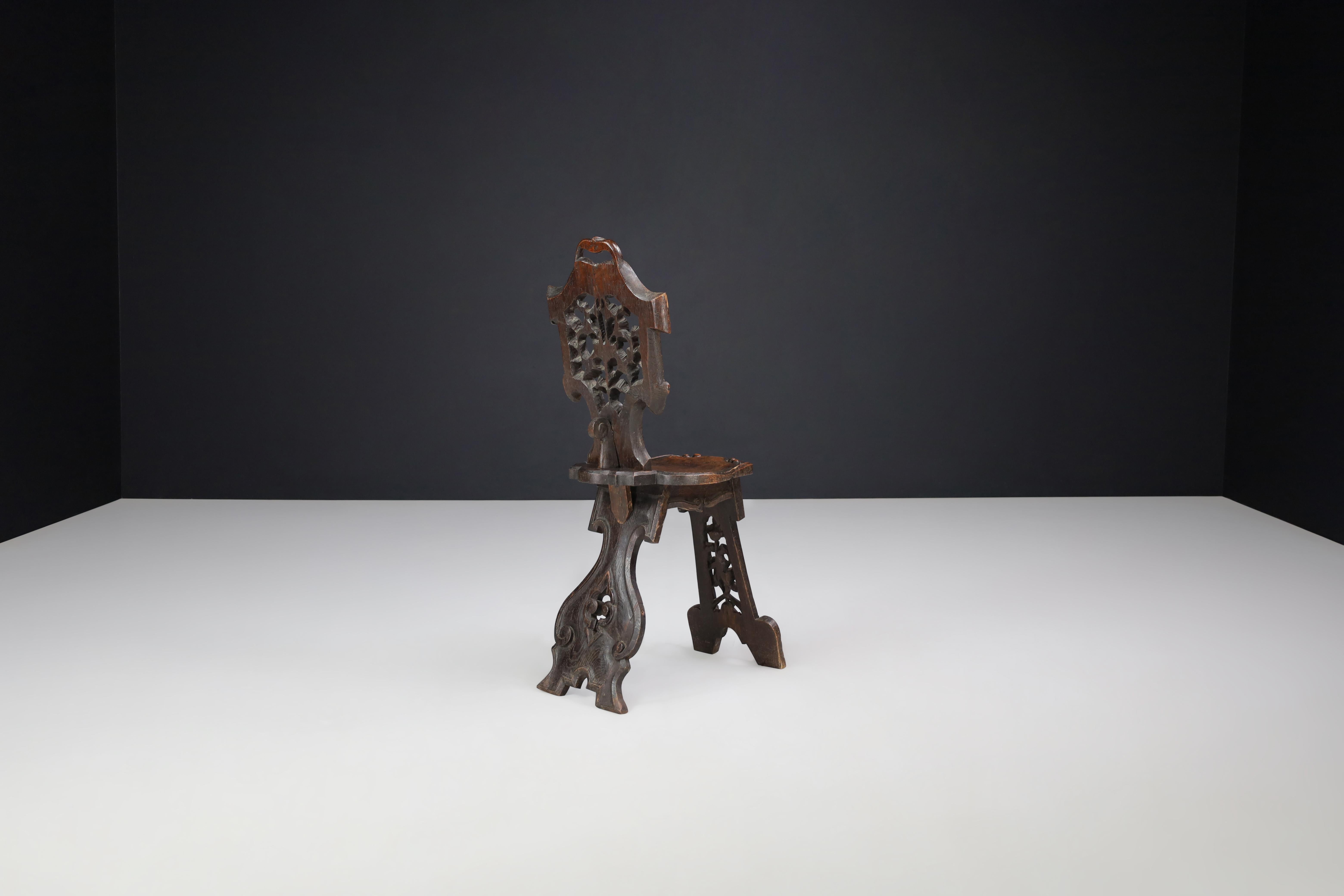 Antique Pair of Figural Heavily Carved Oak Sgabello Chairs Italy In Good Condition For Sale In Almelo, NL