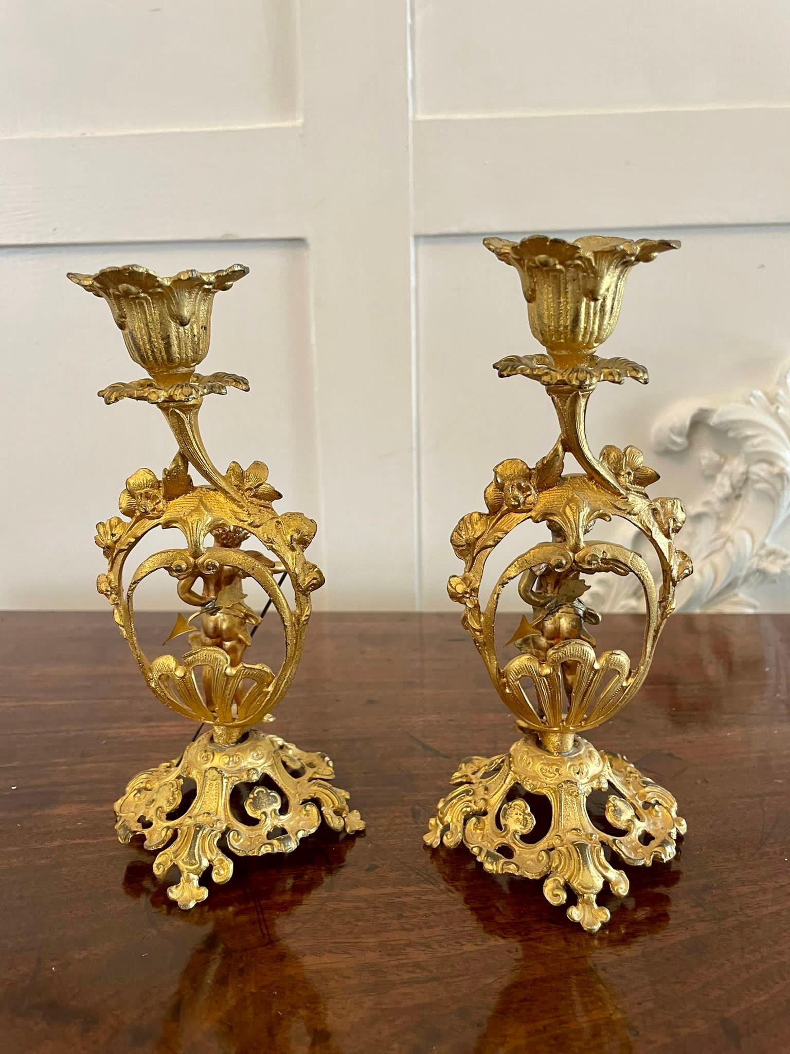 Antikes Paar feiner französischer viktorianischer verzierter vergoldeter Kerzenleuchter  (Viktorianisch) im Angebot