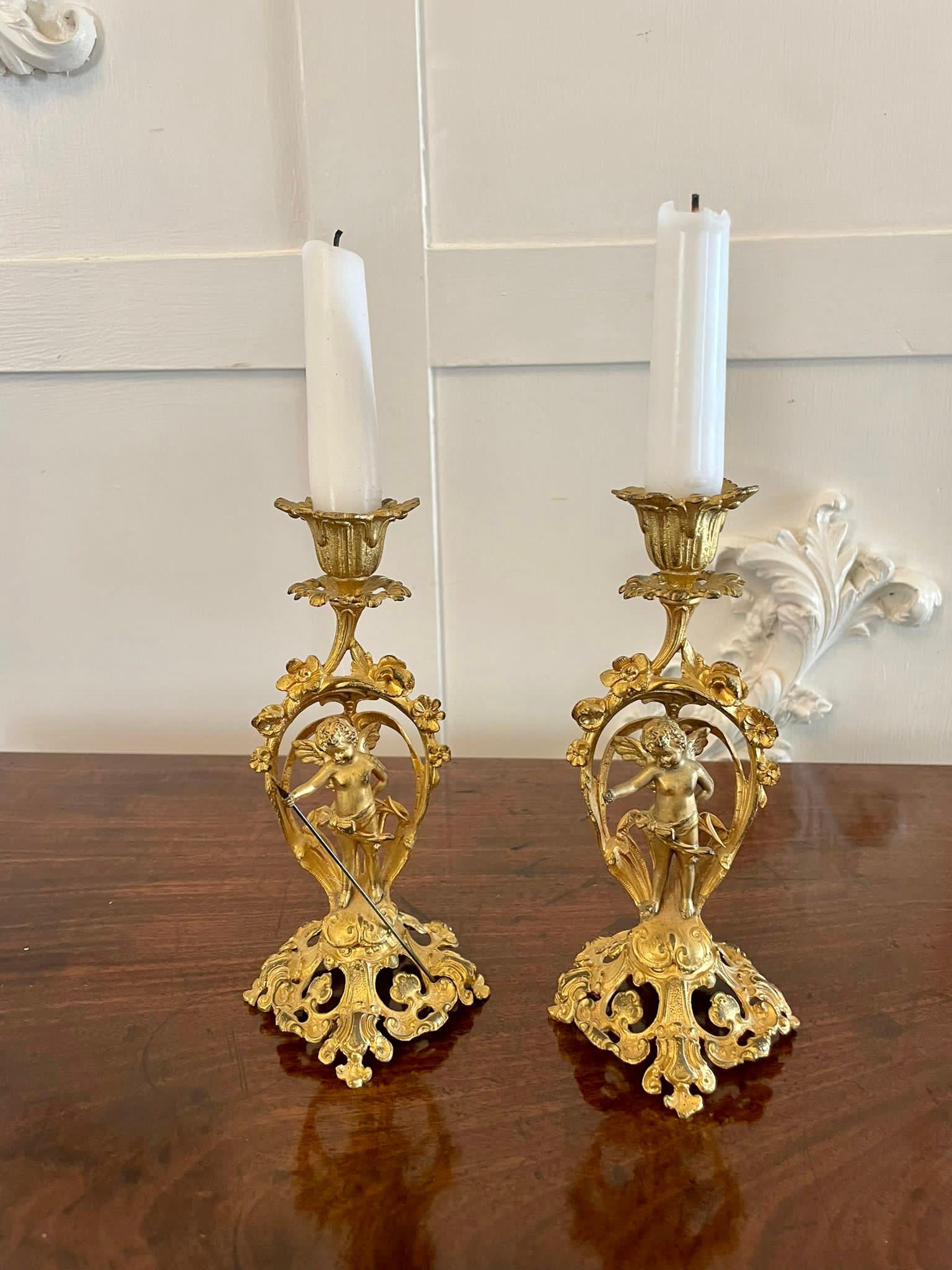 Antikes Paar feiner französischer viktorianischer verzierter vergoldeter Kerzenleuchter  (Französisch) im Angebot