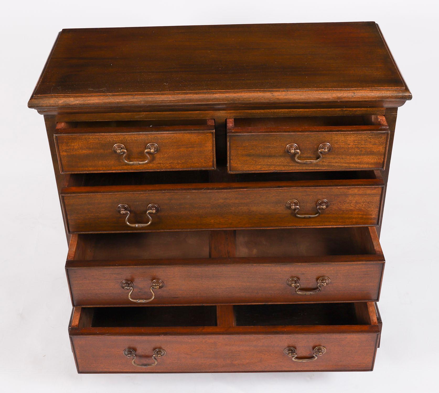 Antique Pair of Flame Mahogany Bedside Chests Cabinets Mid 20th Century For Sale 5