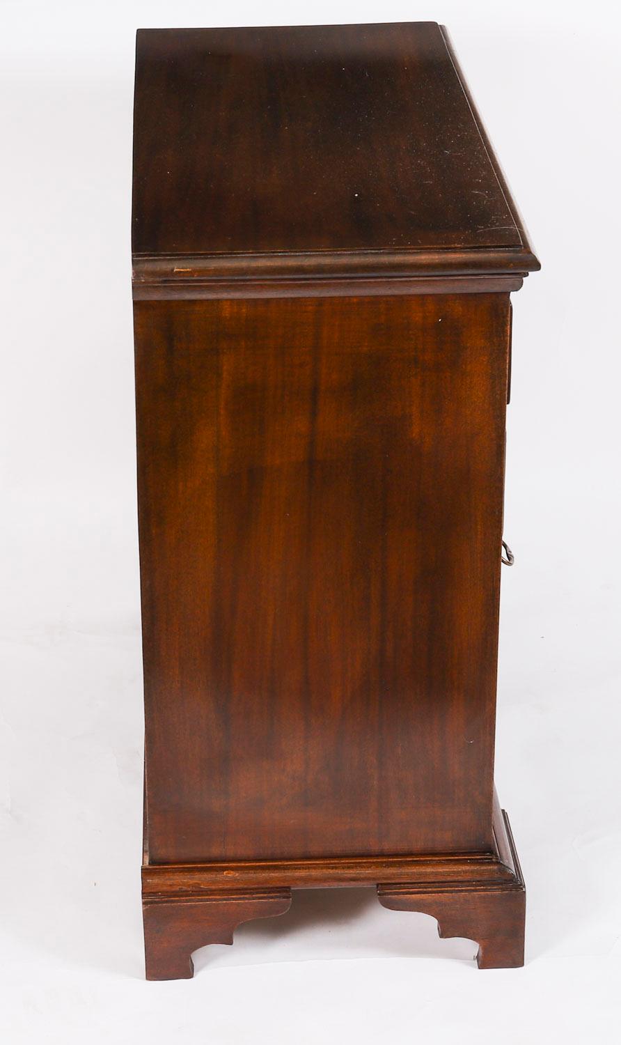 Antique Pair of Flame Mahogany Bedside Chests Cabinets Mid 20th Century For Sale 10