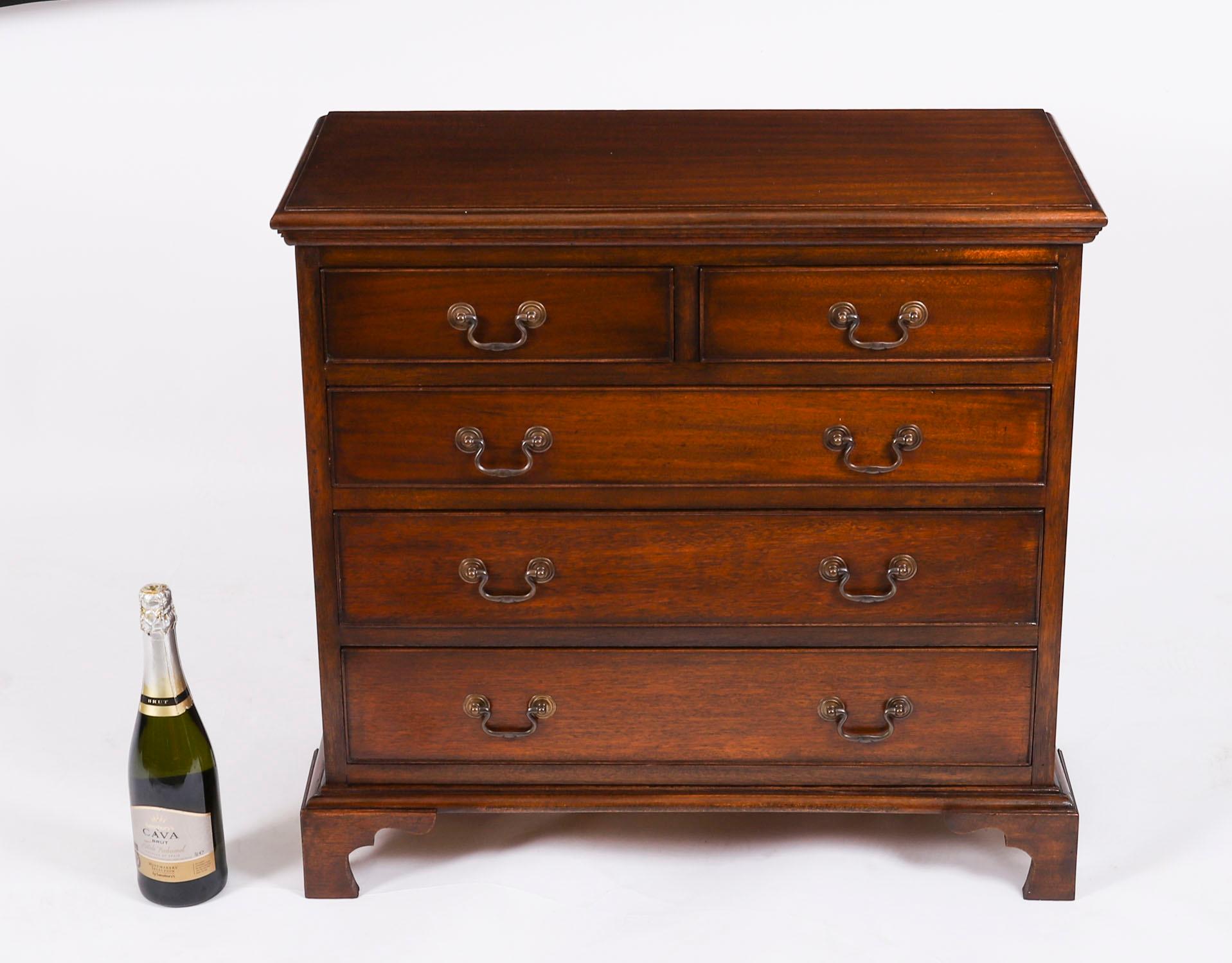 Antique Pair of Flame Mahogany Bedside Chests Cabinets Mid 20th Century For Sale 12