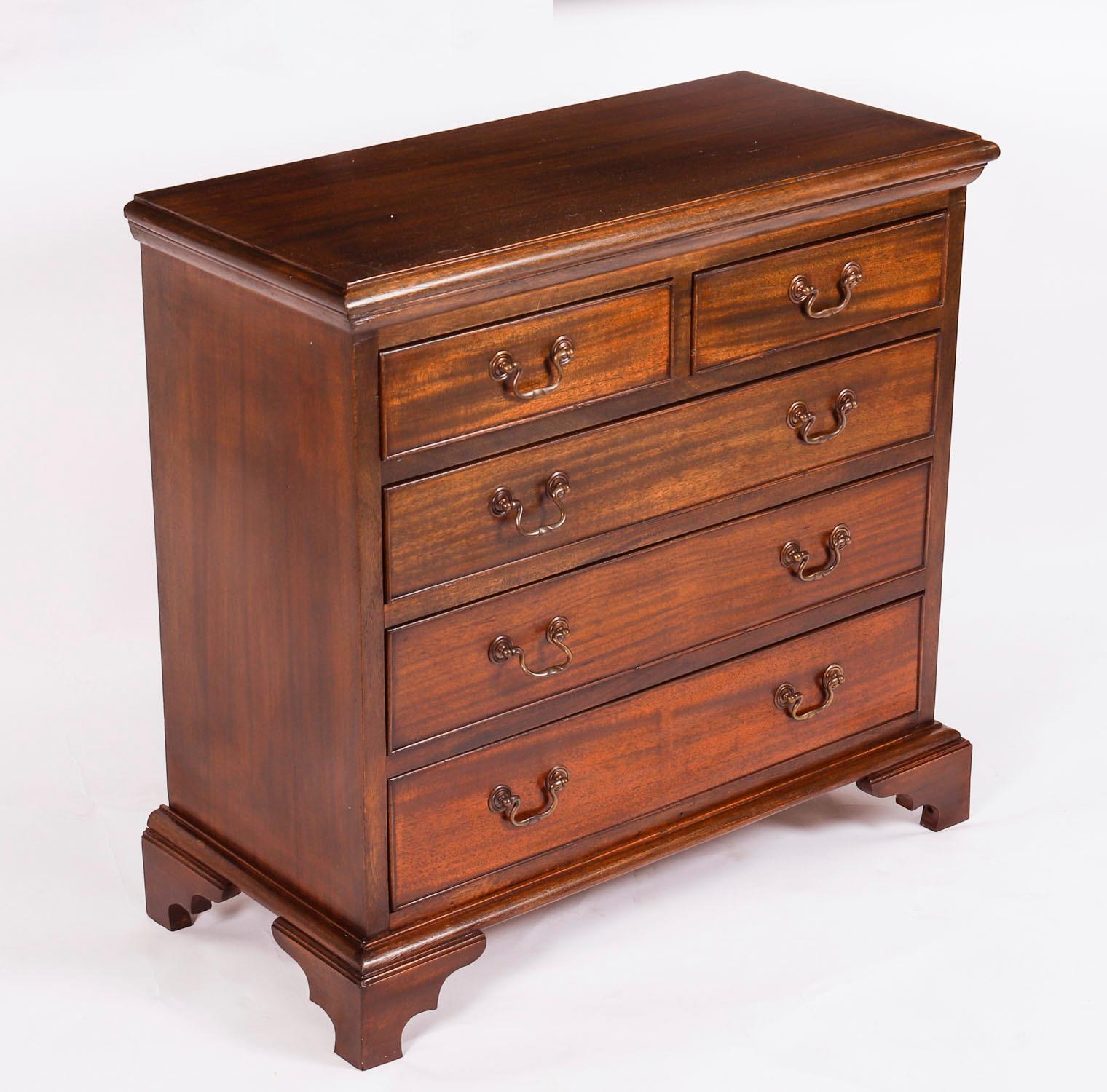 This is a beautiful pair of vintage Georgian Revival mahogany bedside chests, dating from mid 20th century.

The rectangular chests feature a pair of half width drawers over three full width drawers, and they are raised on bracket feet.

These