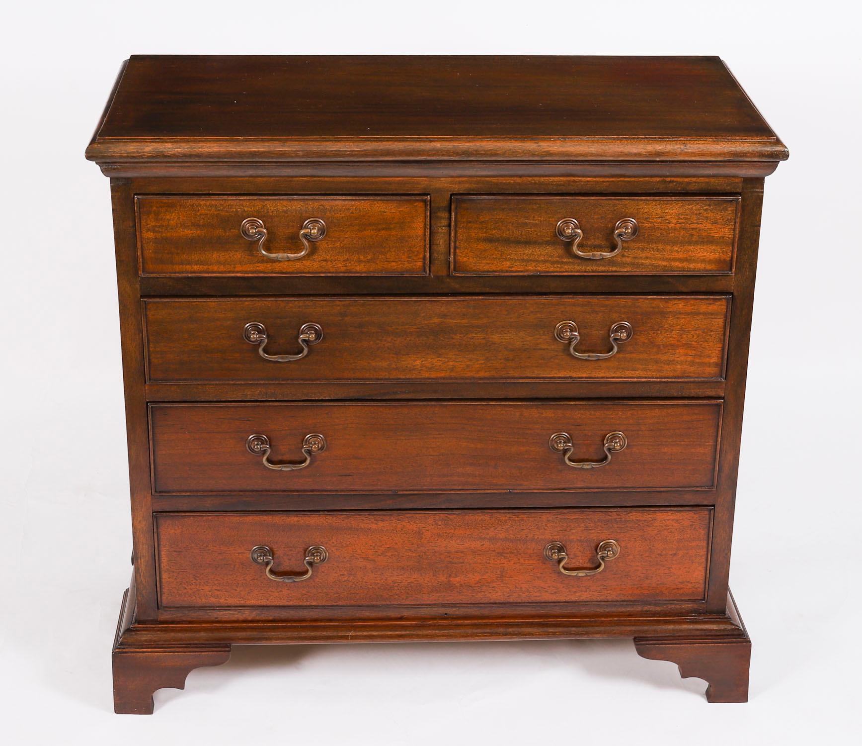 English Antique Pair of Flame Mahogany Bedside Chests Cabinets Mid 20th Century For Sale